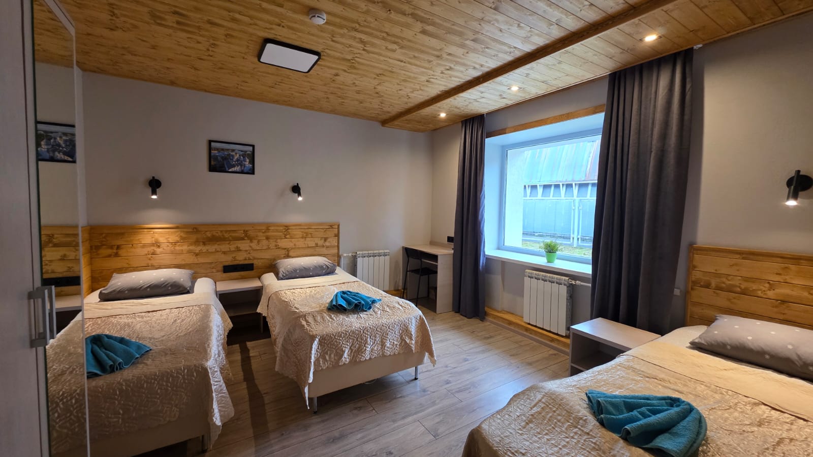 Трехместный номер с общей ванной комнатой