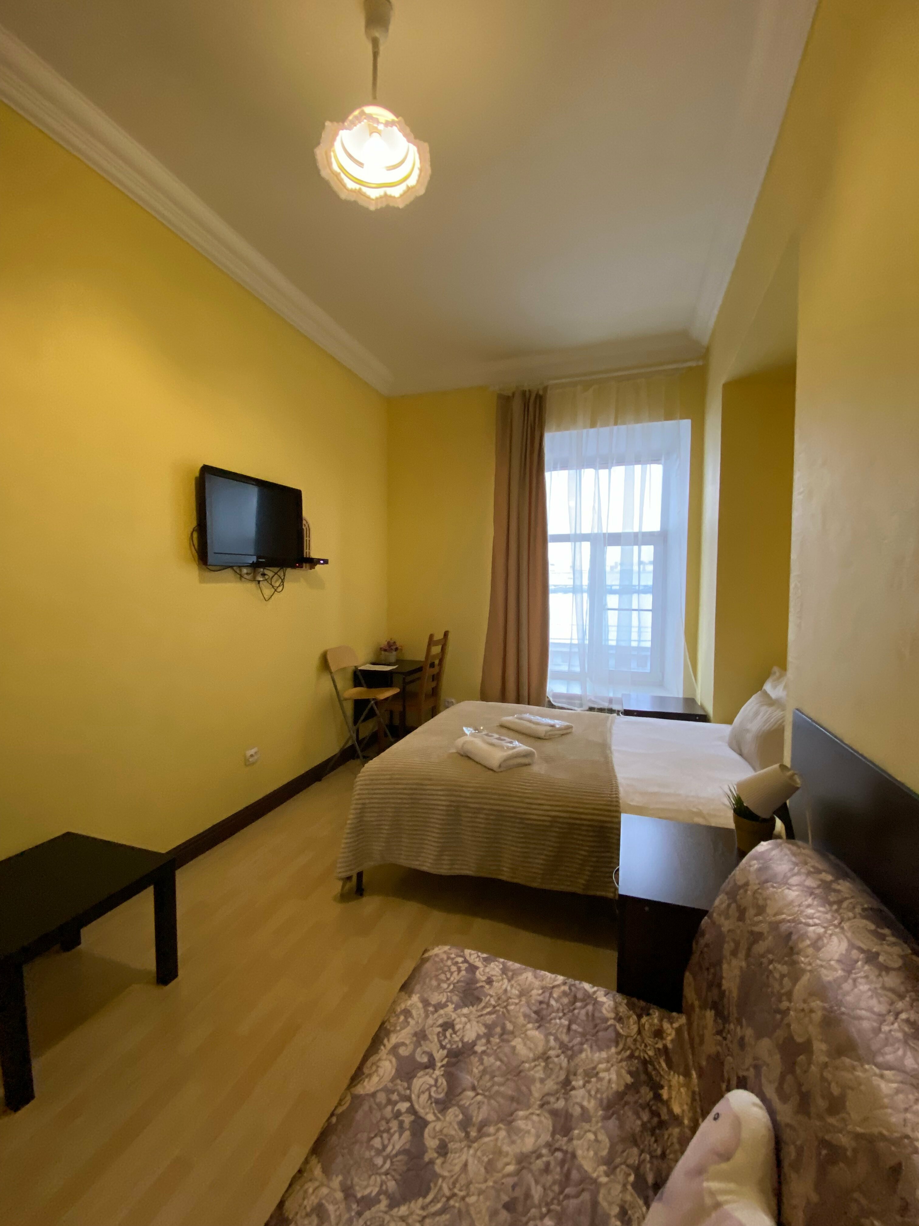 Трехместный номер с общей ванной комнатой