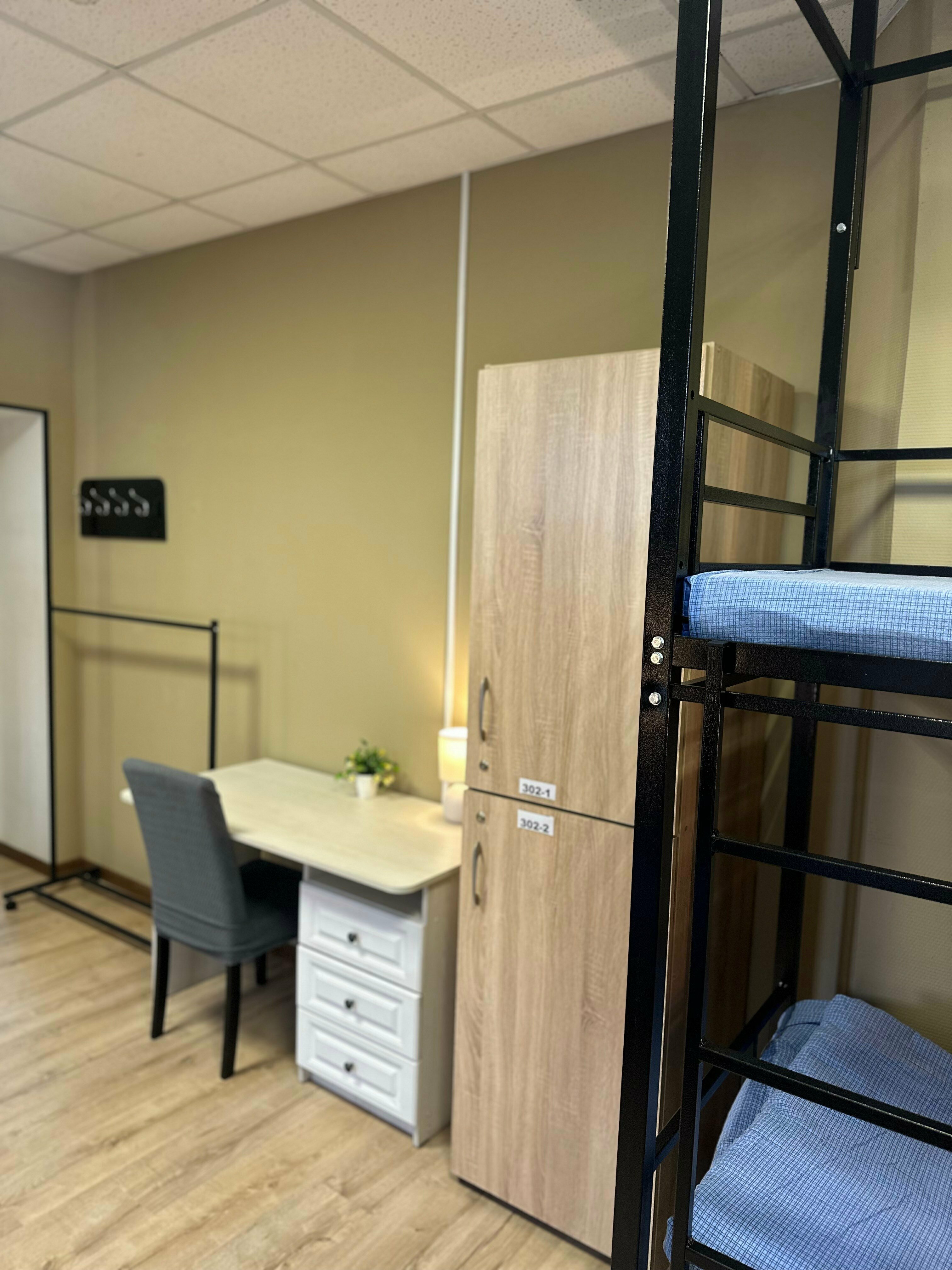 8-ми местный мужской улучшенный номер со шторками