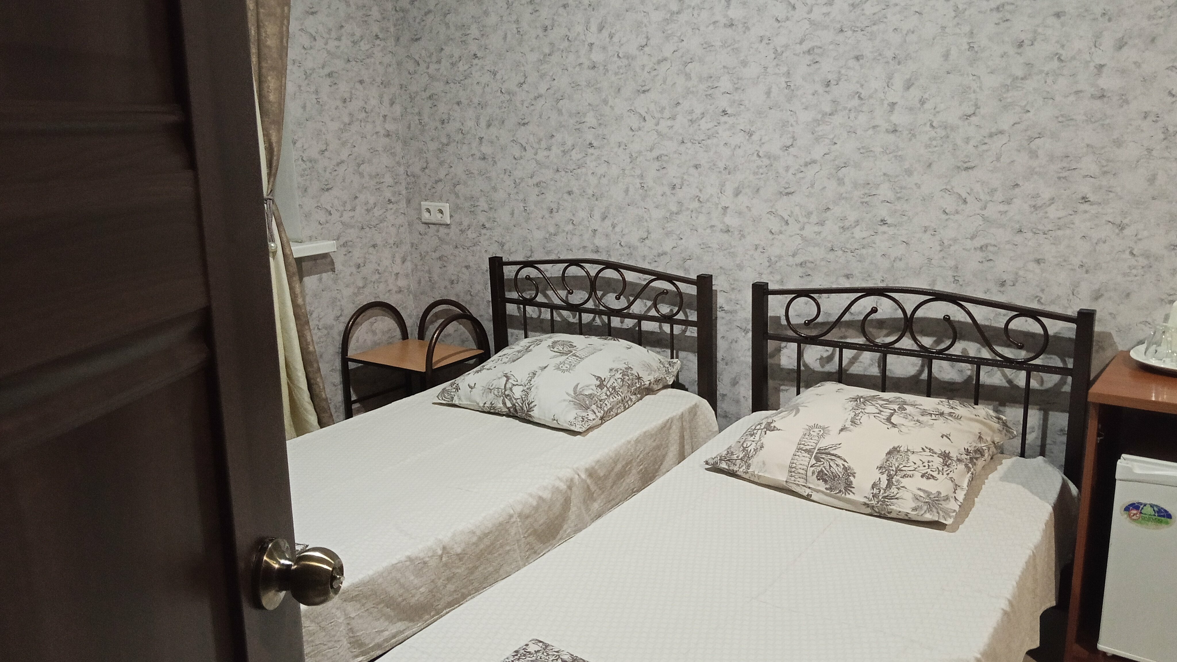 Двухкомнатный номер с двуспальной кроватью и двумя односпальными