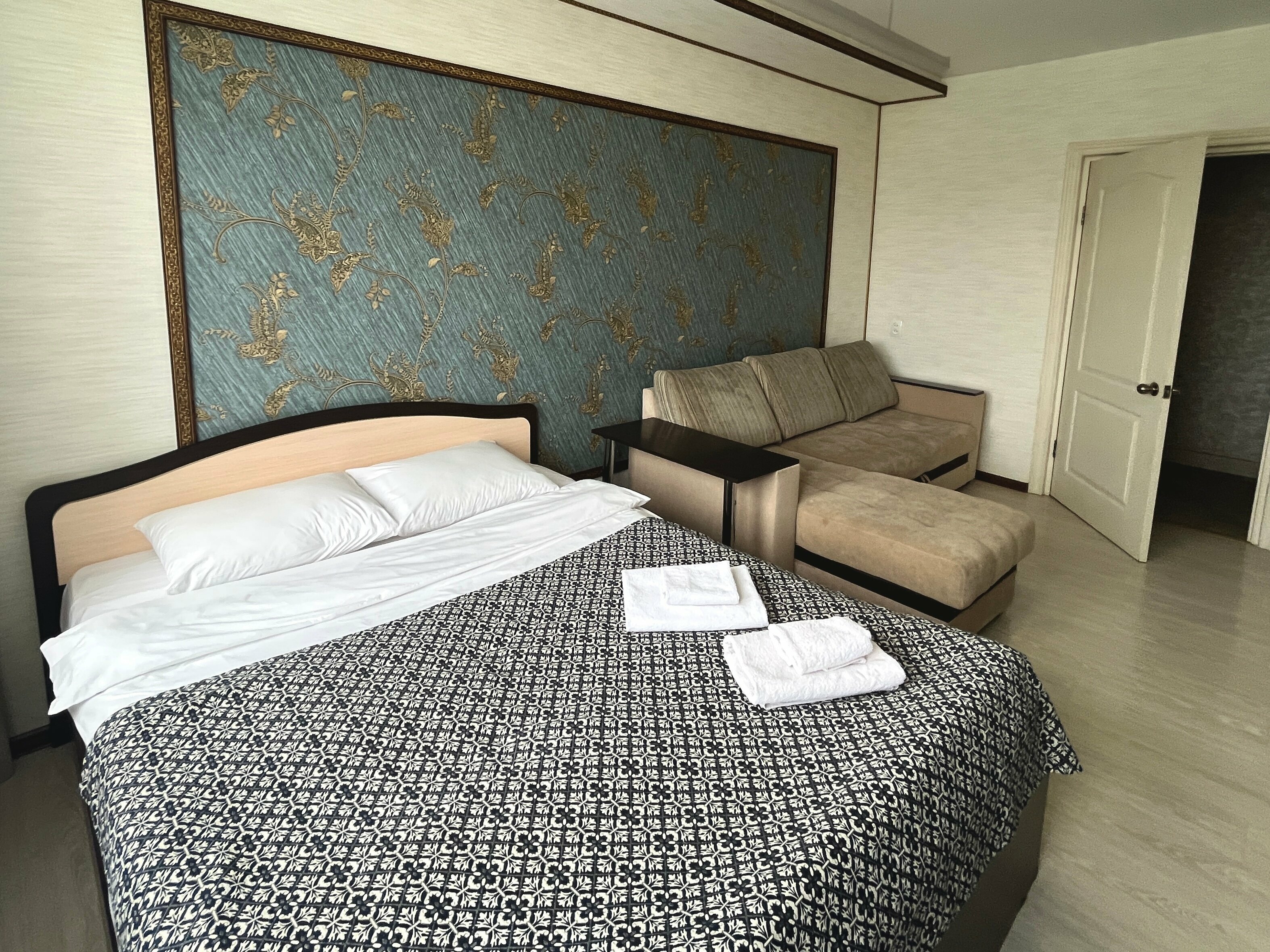 Просторная двухкомнатная с большой кухней у ДК Металлургов