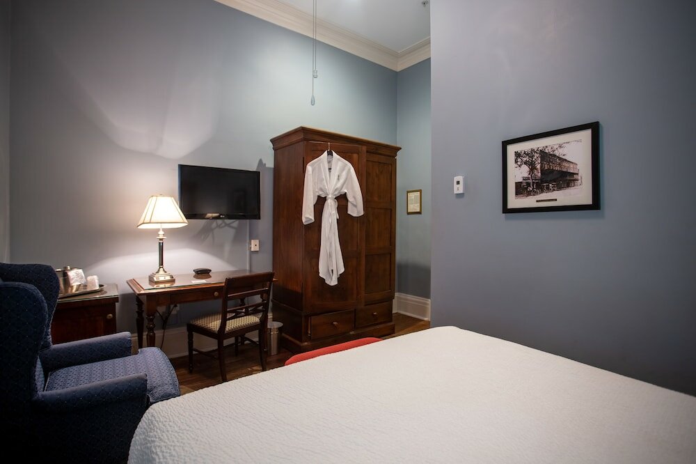 Room, 1 Queen Bed (Petite)