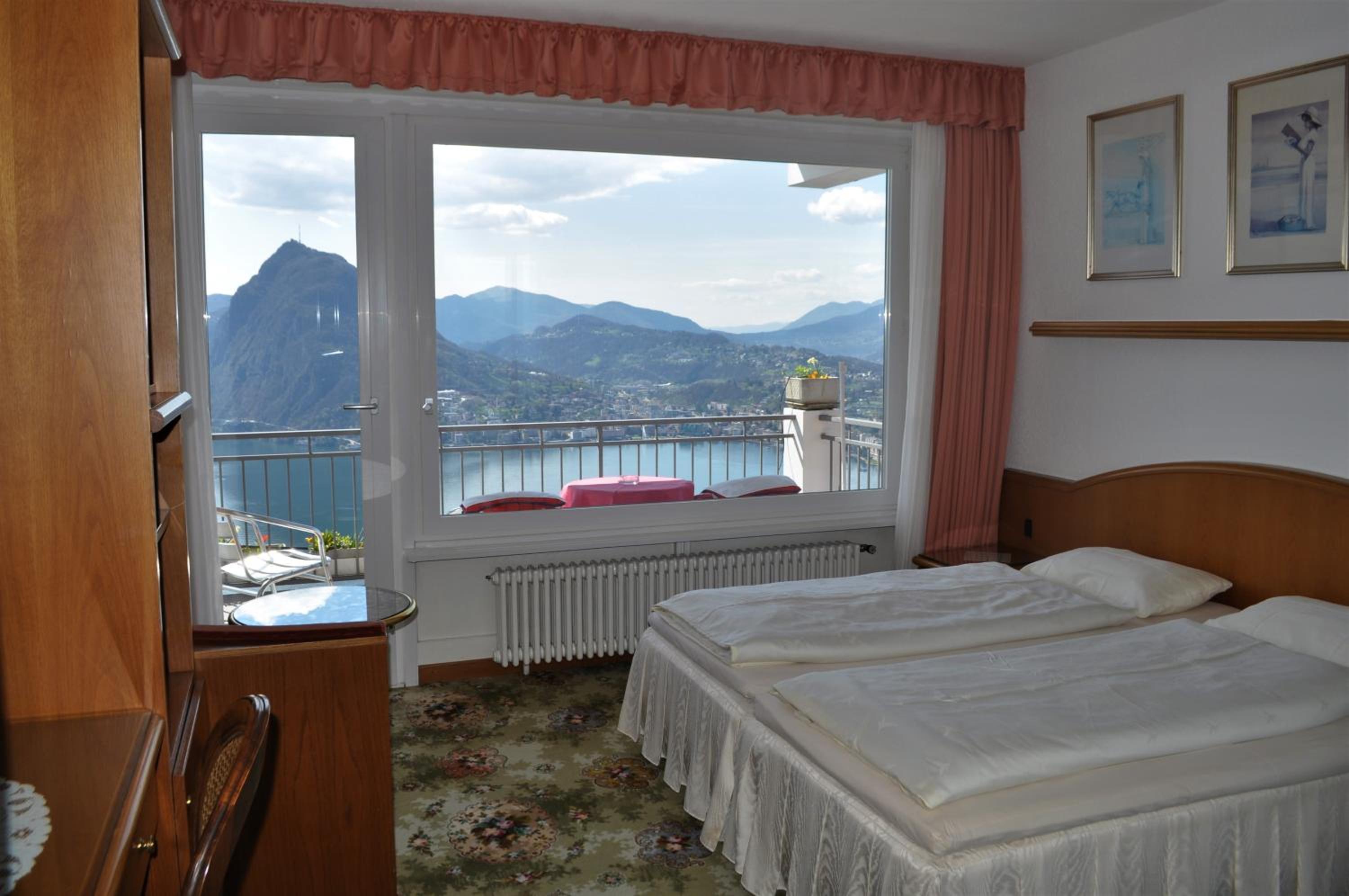 Double Room with Lake View and Balcony