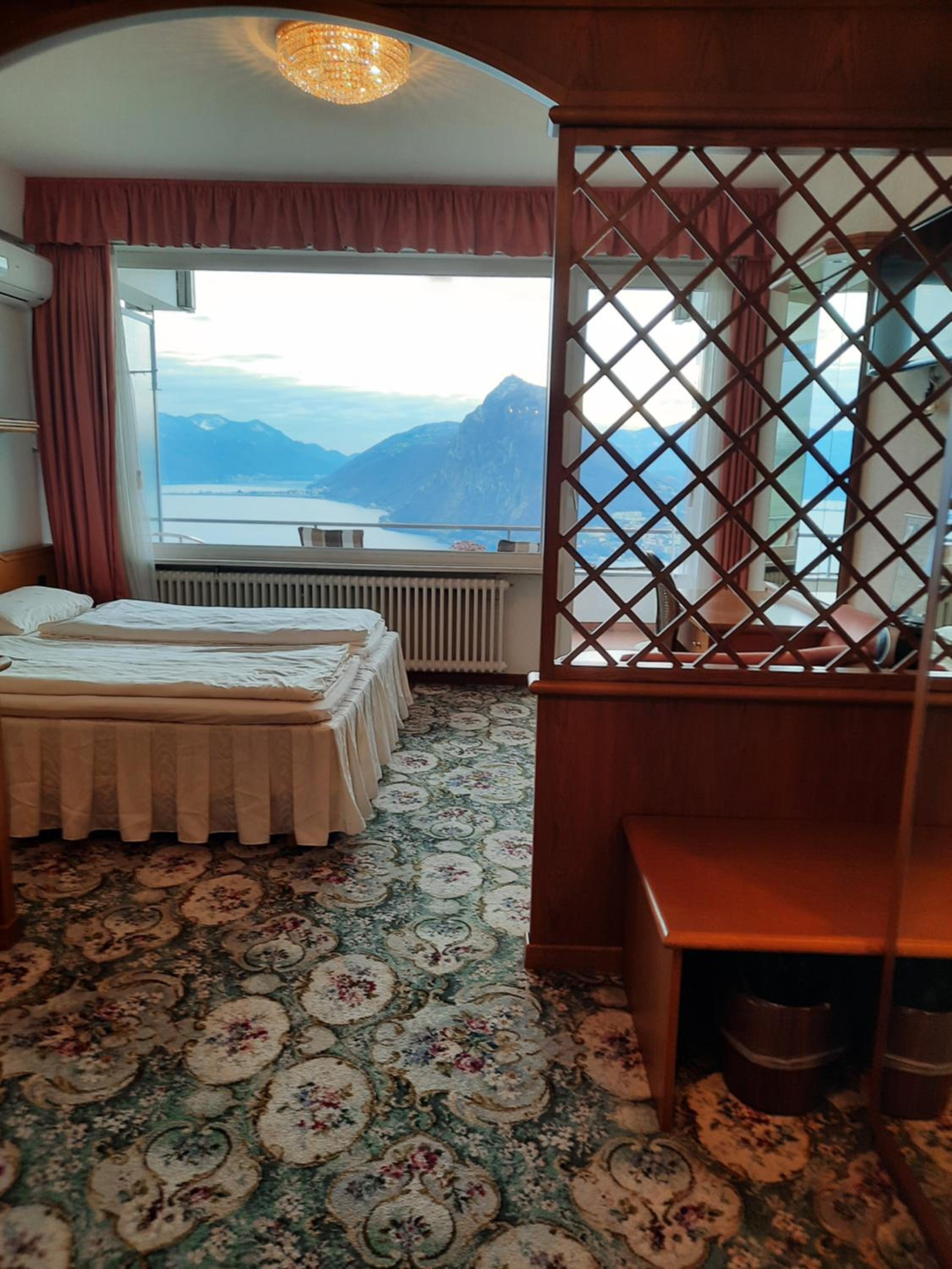 Suite with Lake View and Balcony