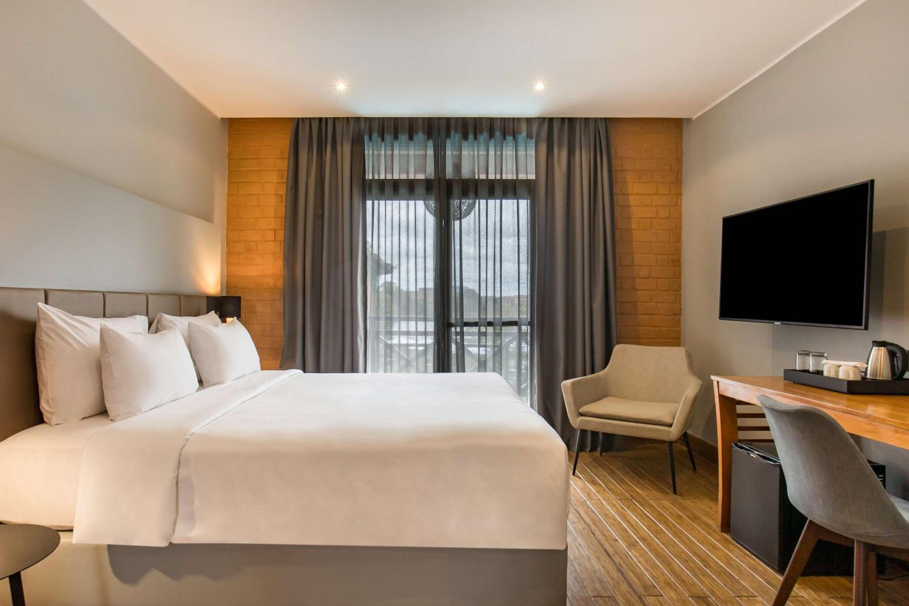 Superior Room with Balcony and Lake View