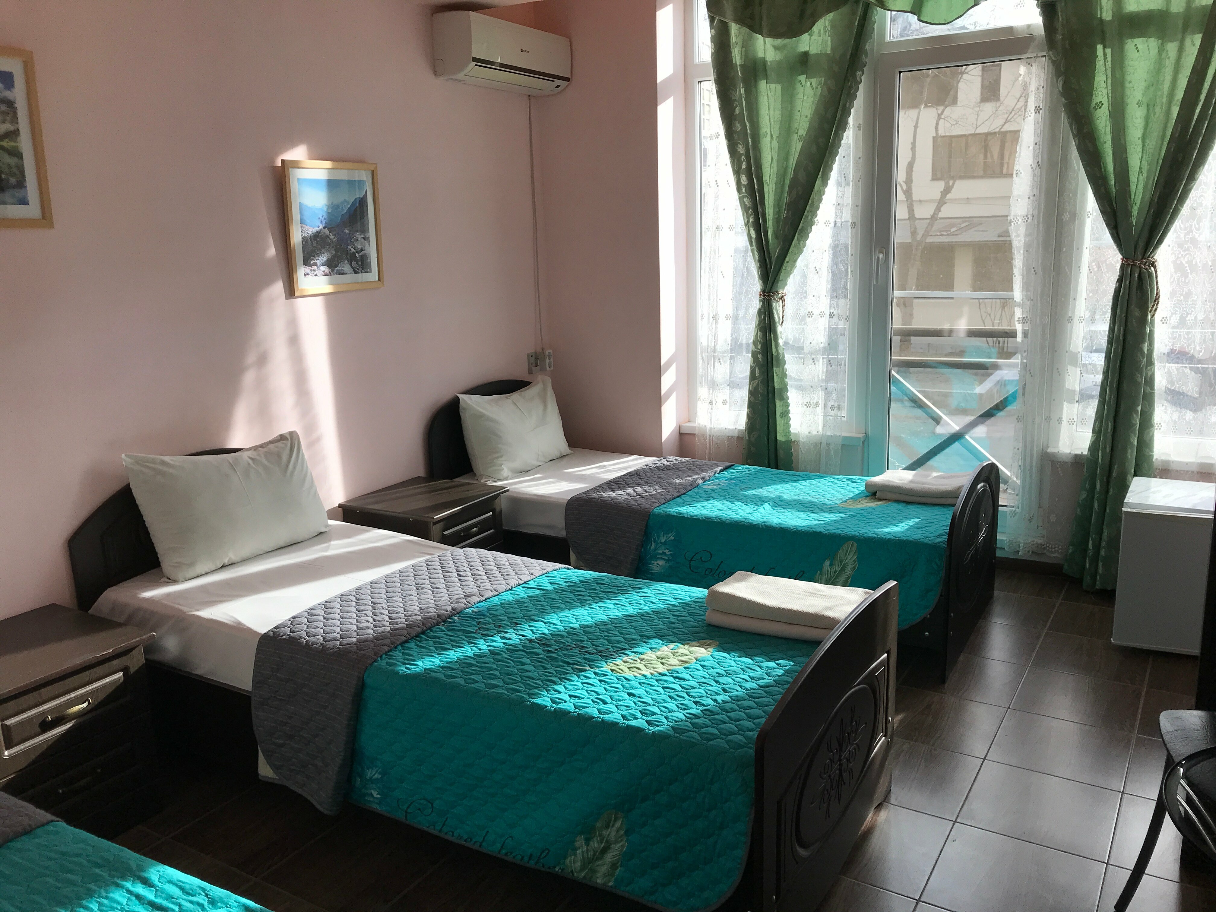 Трехместный номер с видом на горы