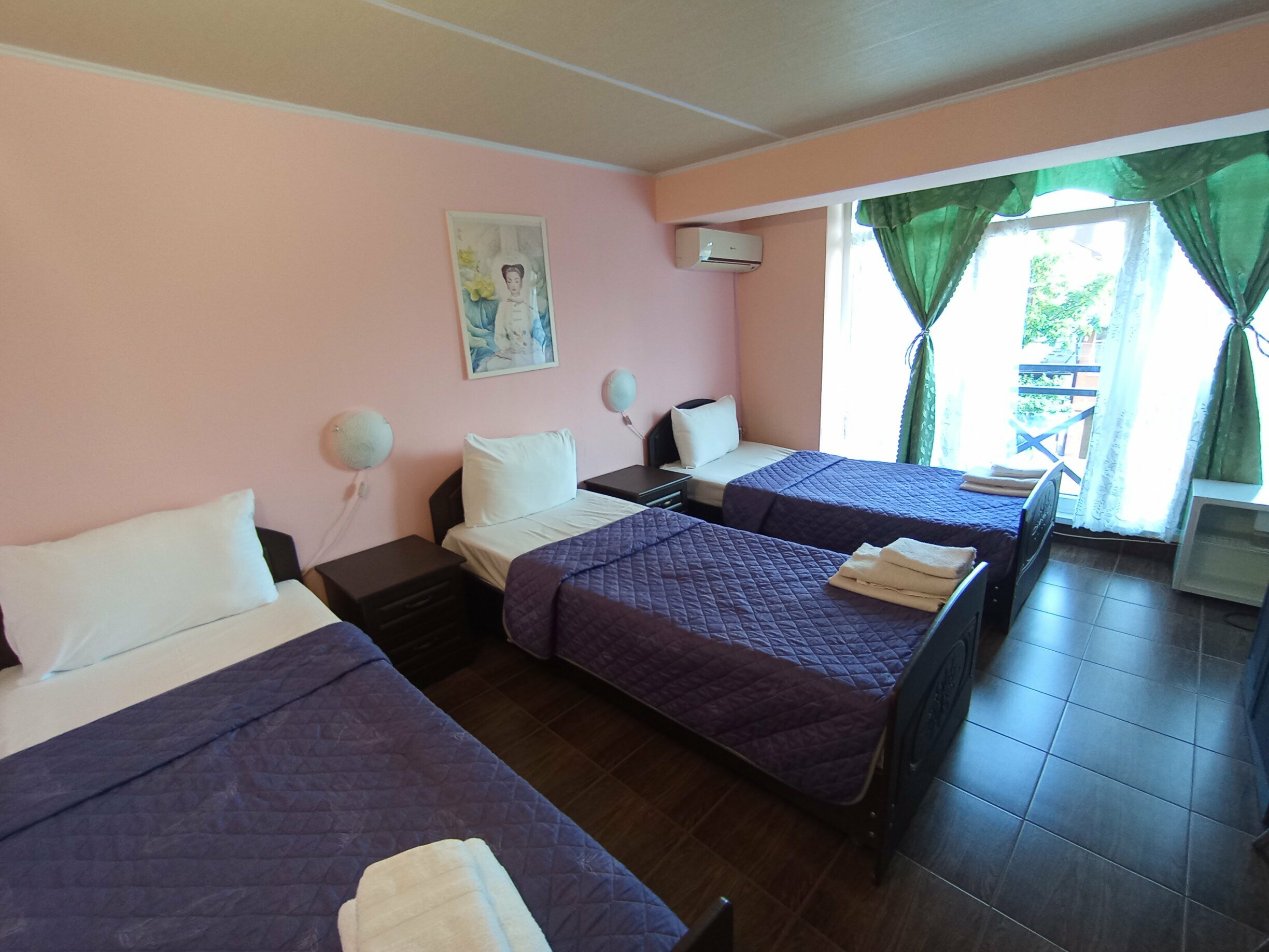 Трехместный номер с видом на горы