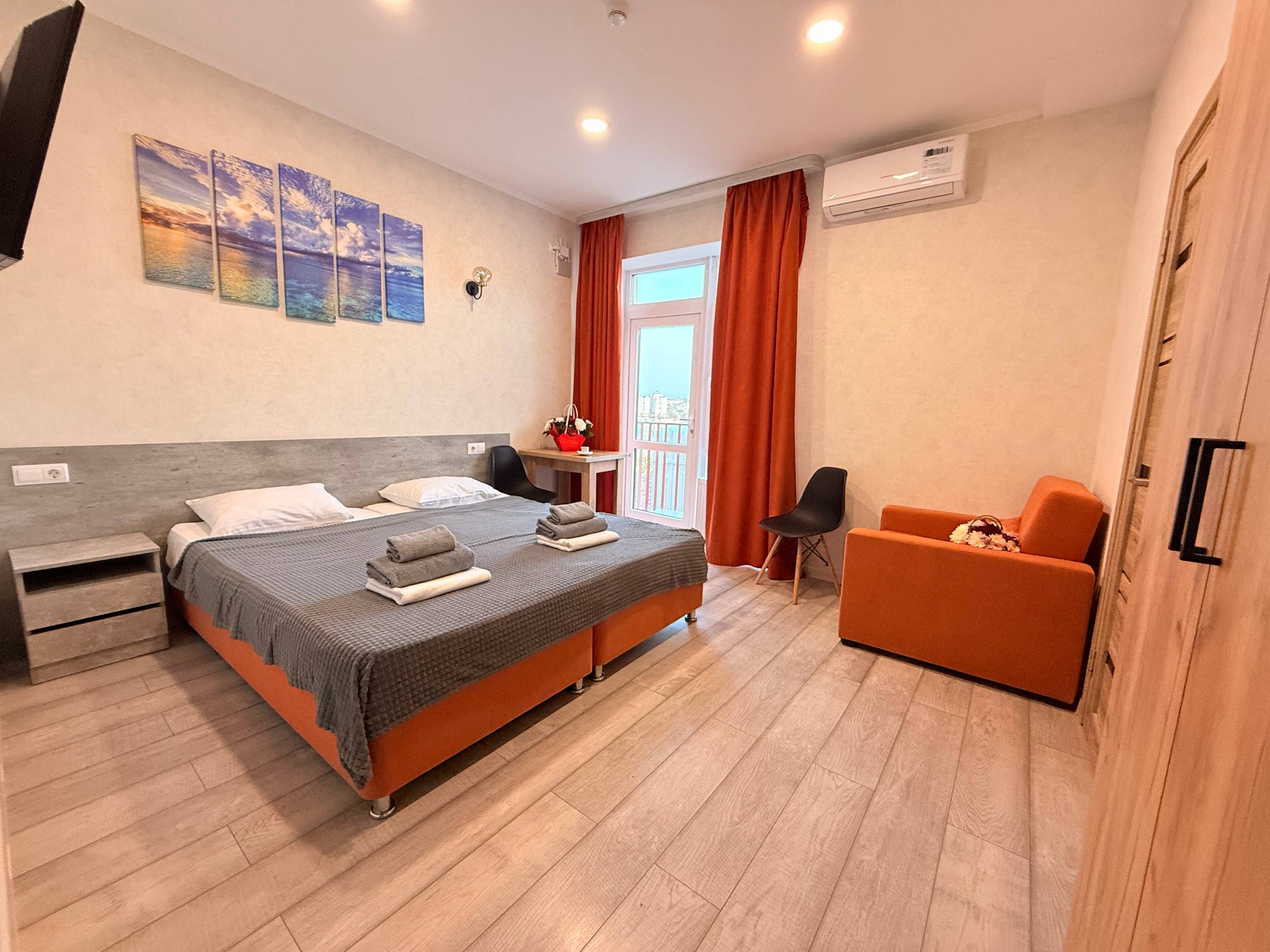 Трехместный номер с балконом