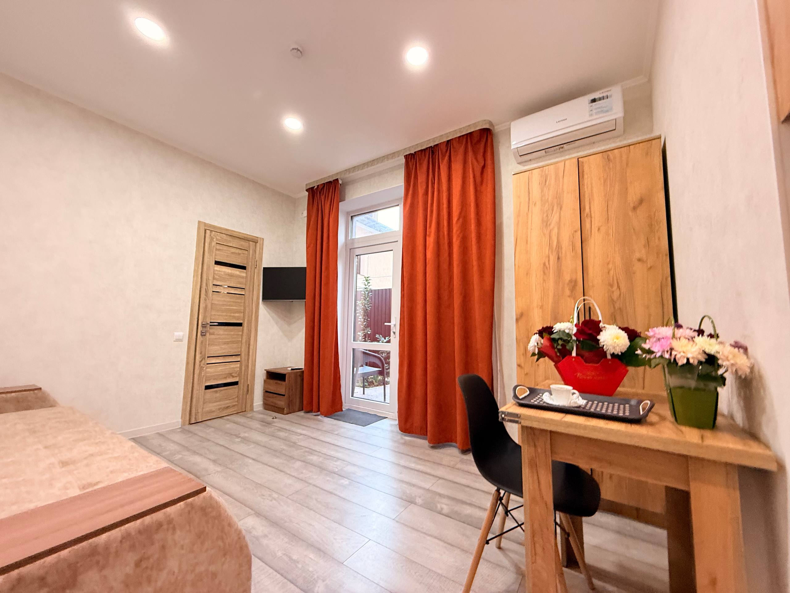 Номер-студия с видом на сад