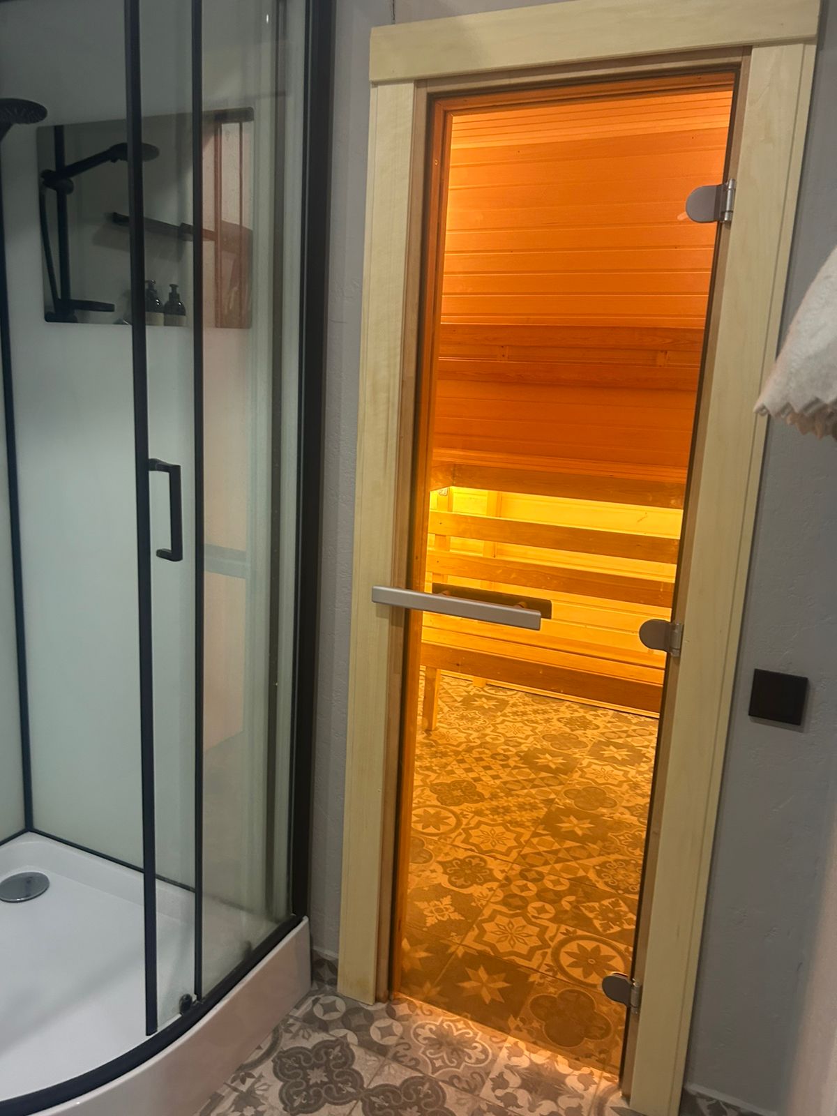 Просторный коттедж с 3 спальнями, бильярдом, банным чаном и сауной