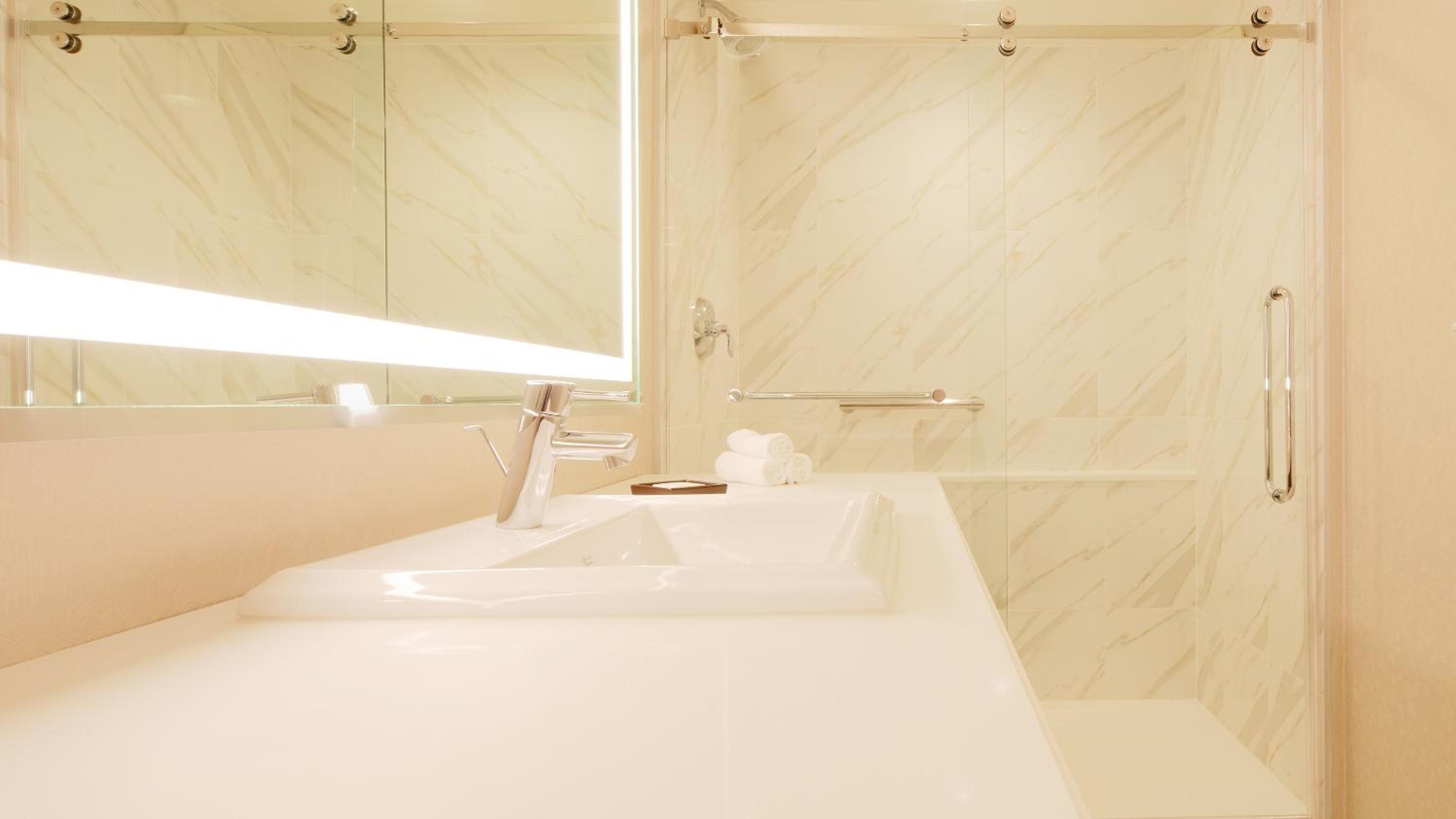 SOUTH ONE BEDROOM SUITE 1 KING NON-SMOKING