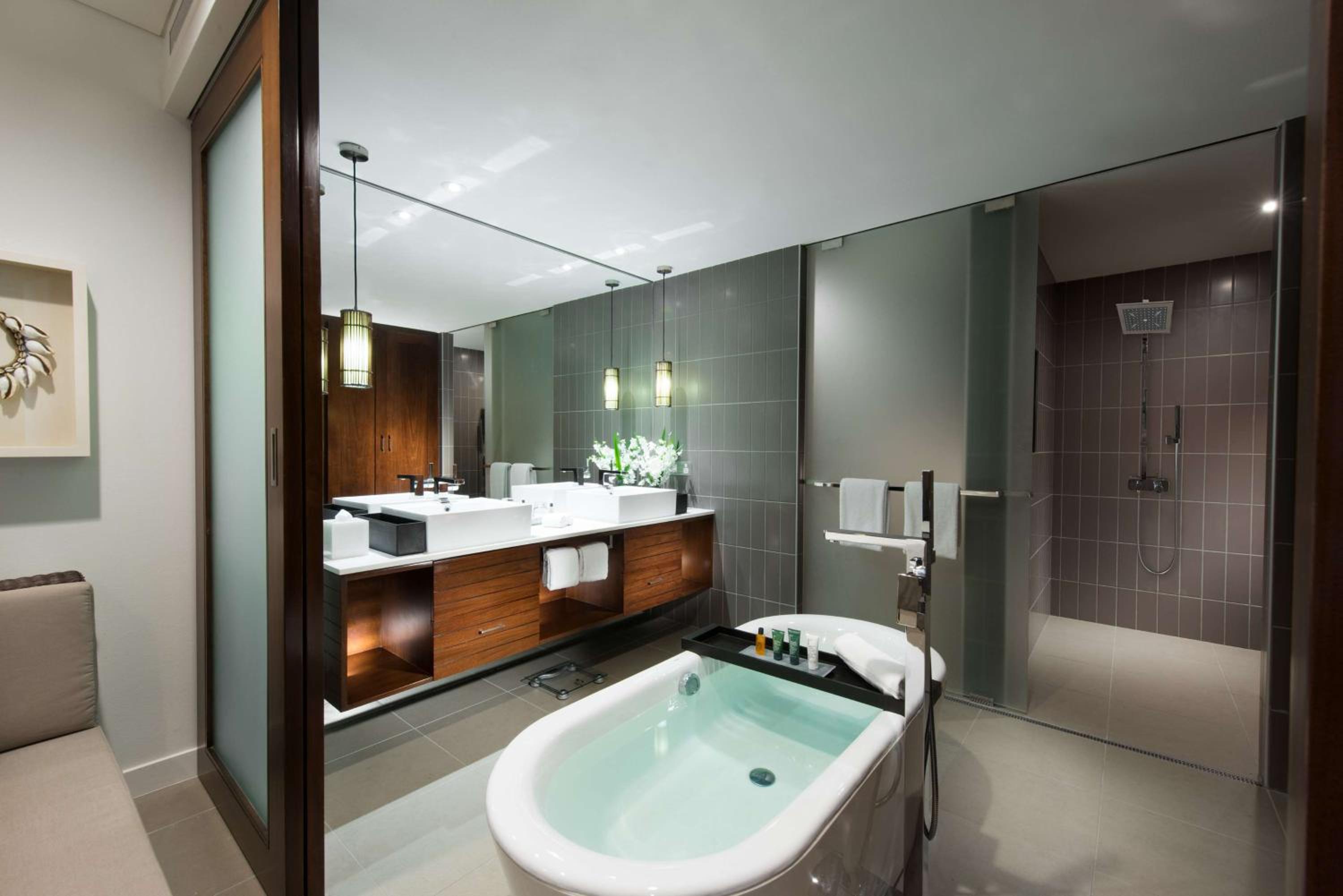 Deluxe One-Bedroom Suite - Beach Front