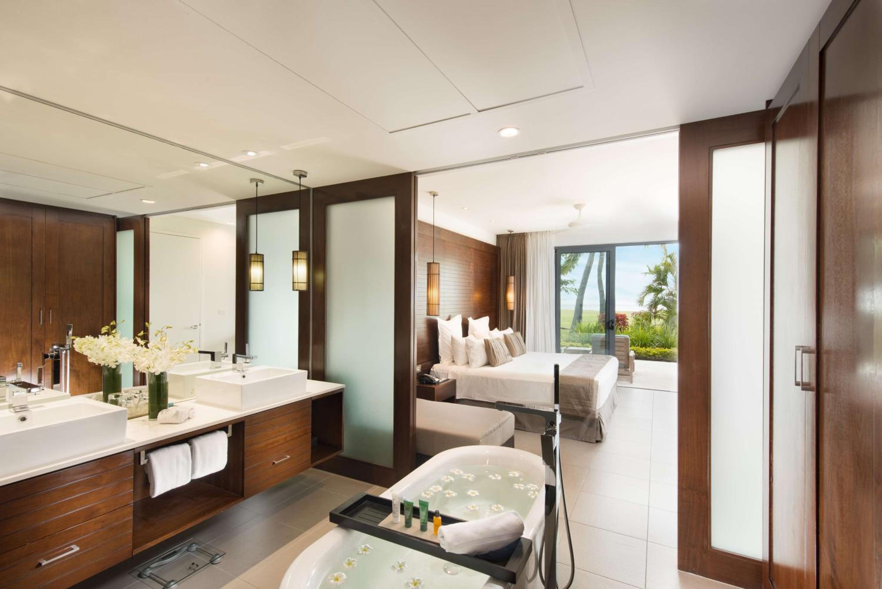 Deluxe One-Bedroom Suite - Beach Front