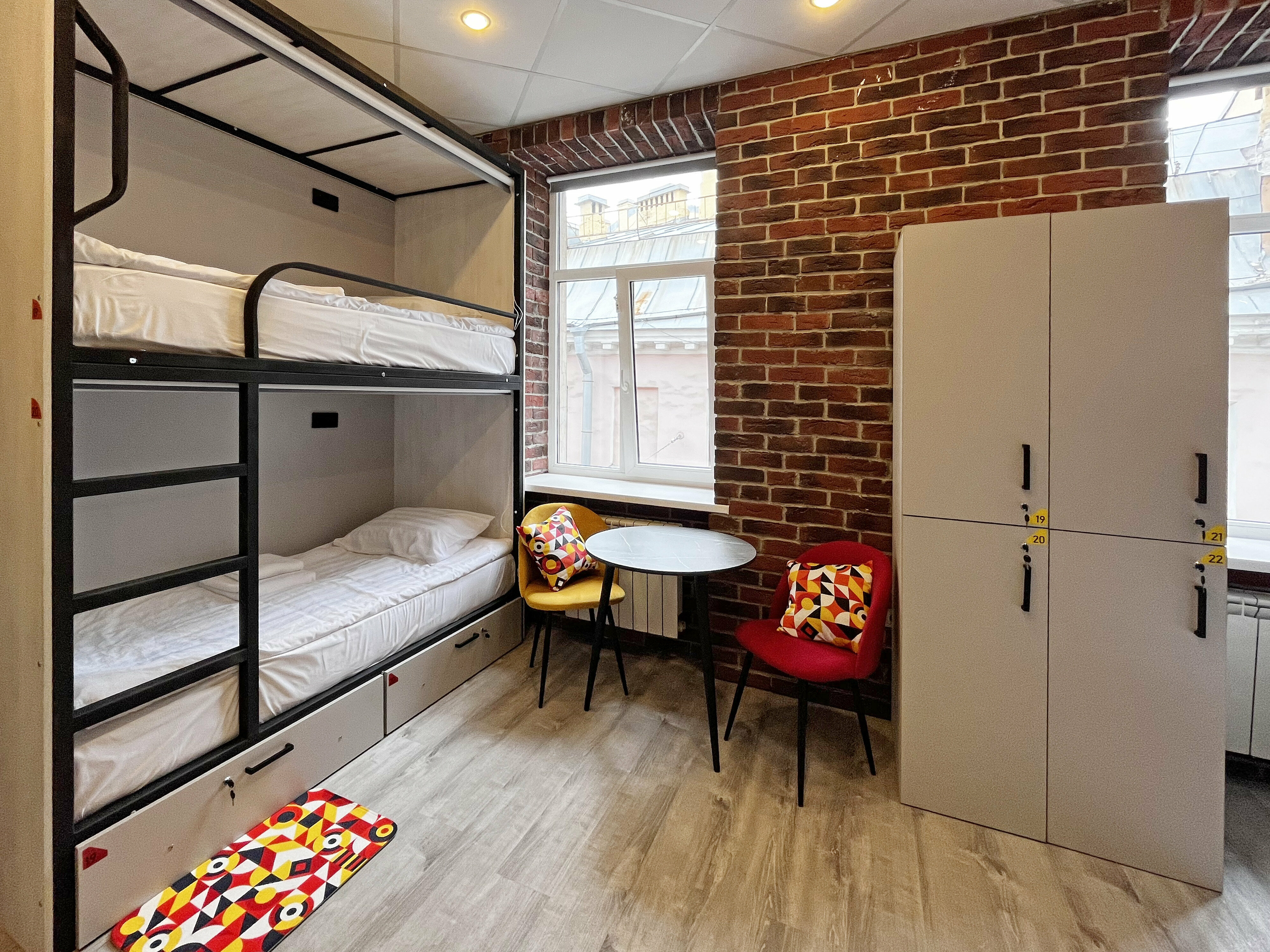 Кровать в общем 8-местном номере для женщин