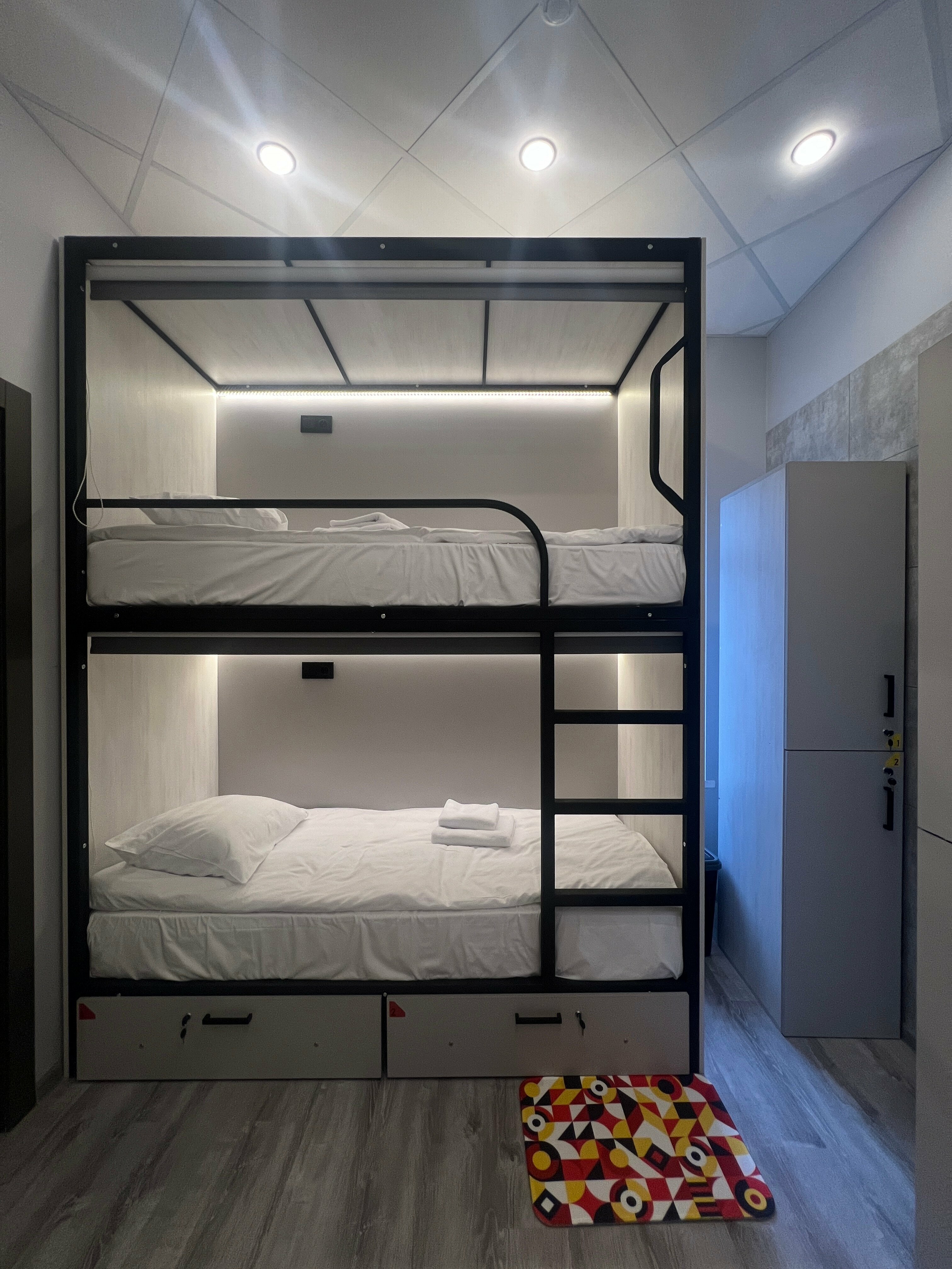 Кровать в общем номере для мужчин