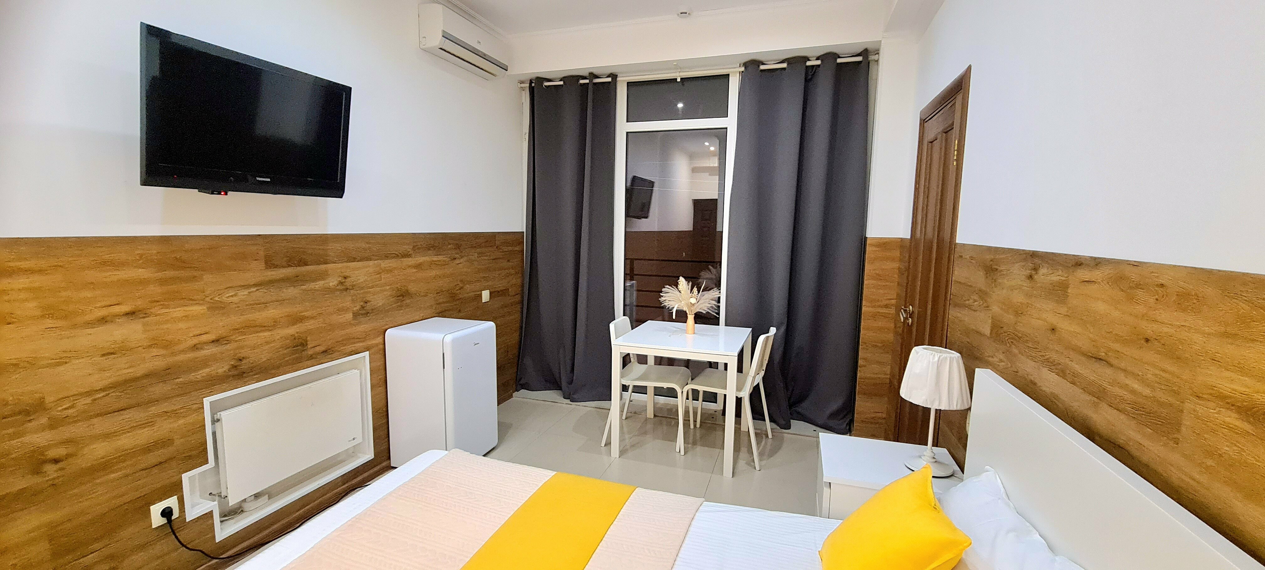 Номер  с двуспальной кроватью с  видом на море и Парк Победы