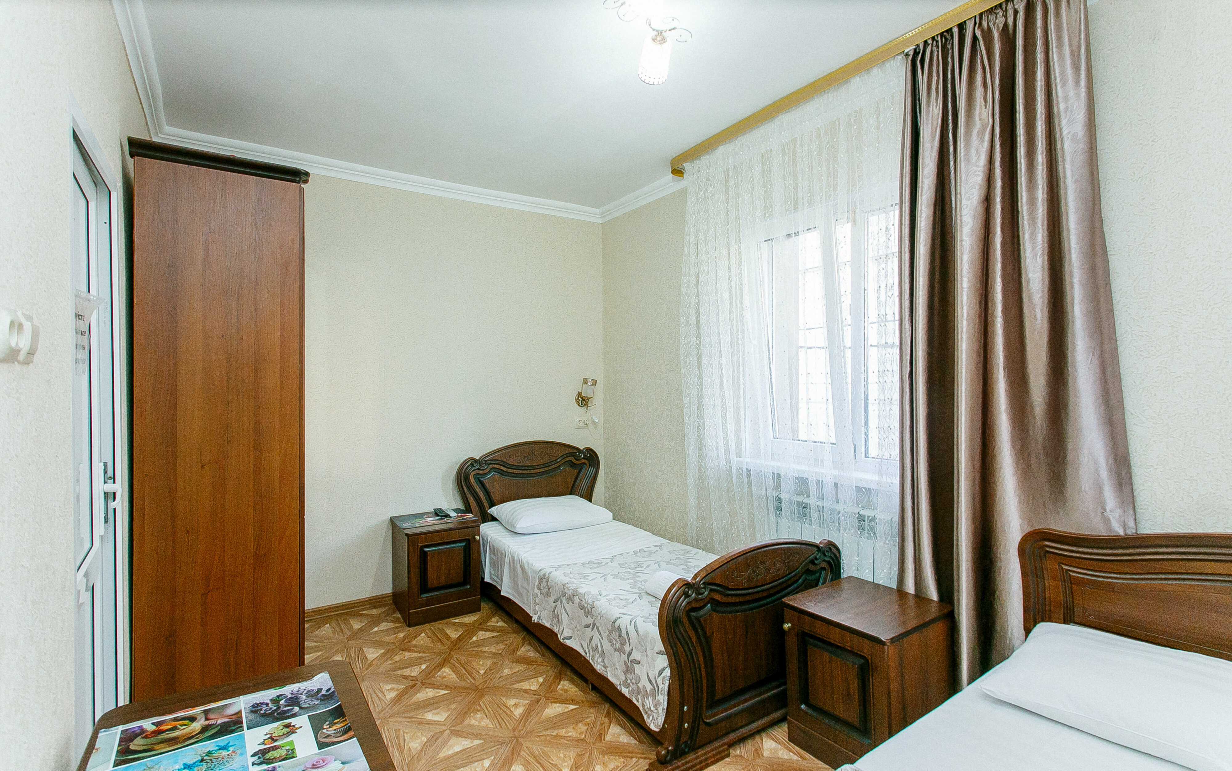 Трехместный номер с общей ванной комнатой