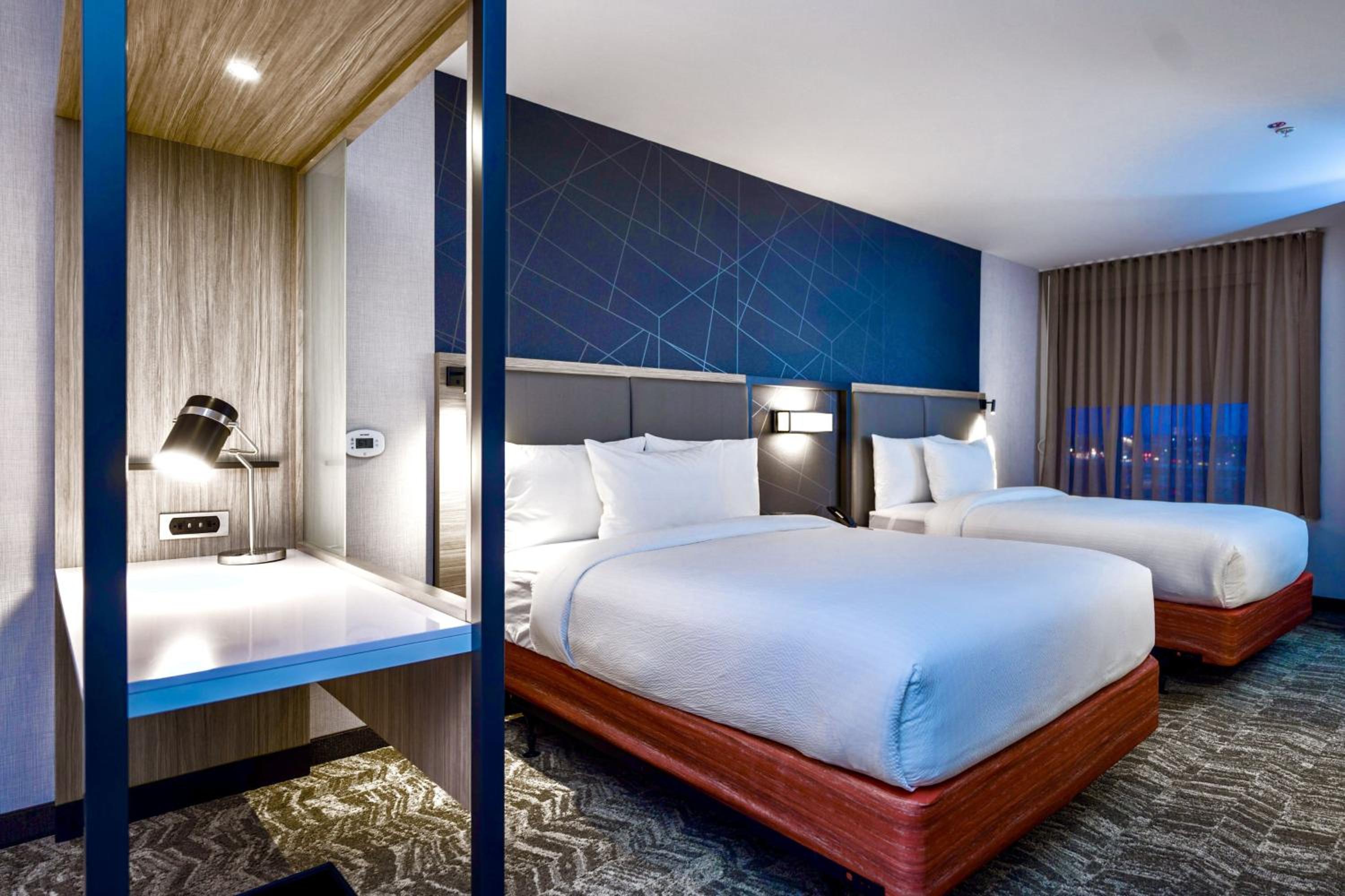 Suite with 2 Queen Trundle Beds 