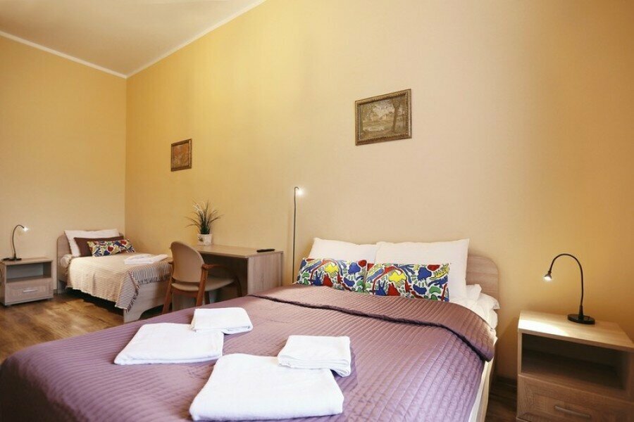 Трехместный номер с общей ванной комнатой