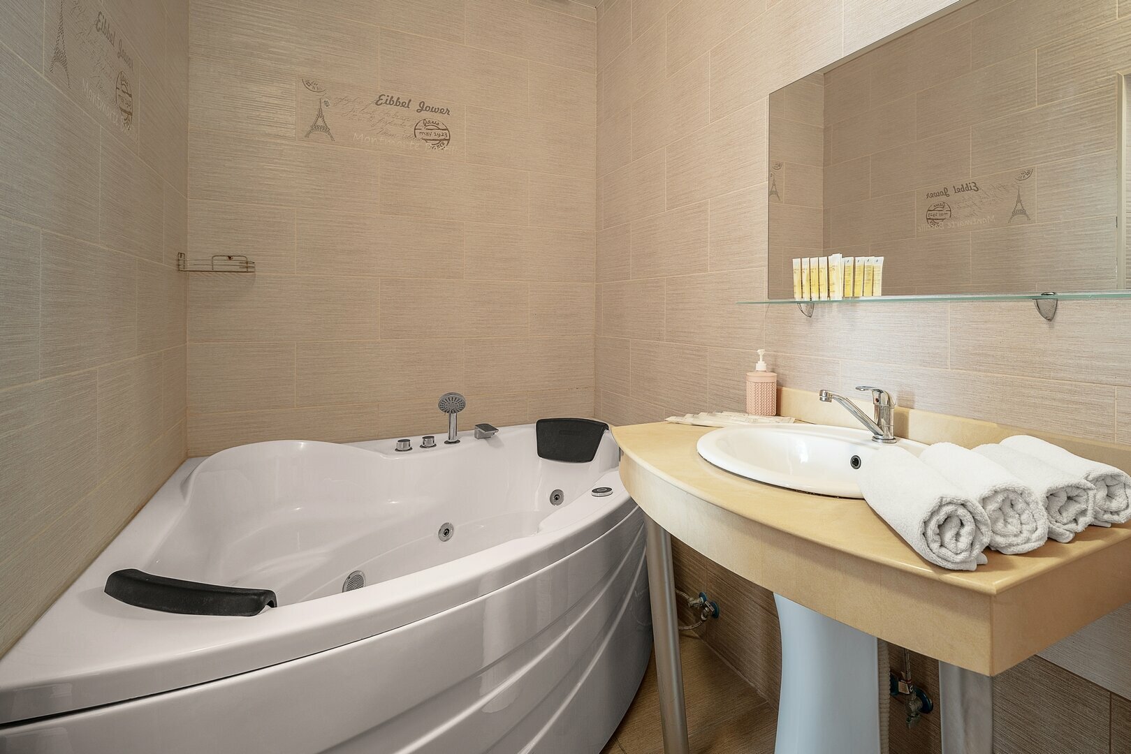 Люкс двухкомнатный с ванной