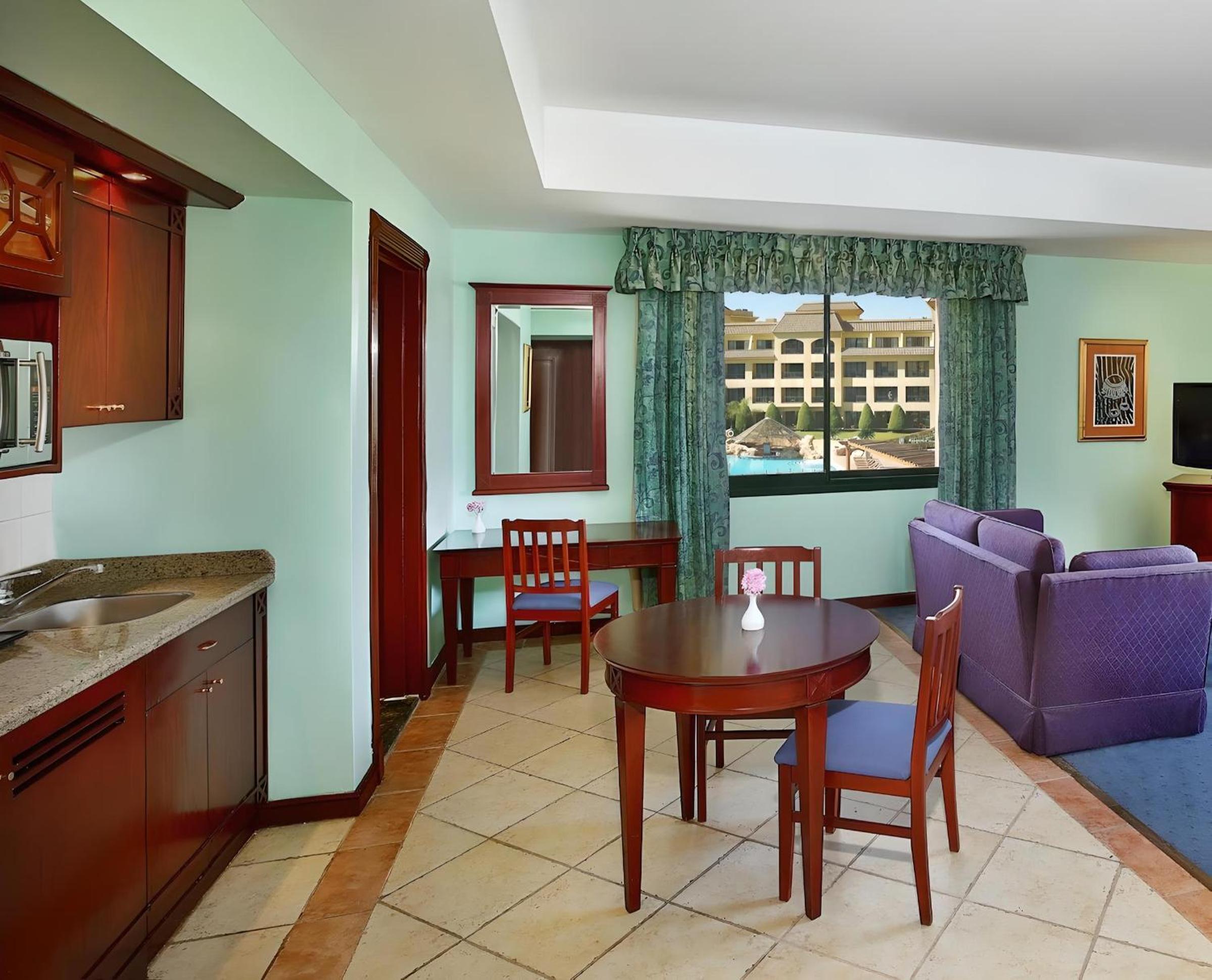 Deluxe King Room with Kitchenette