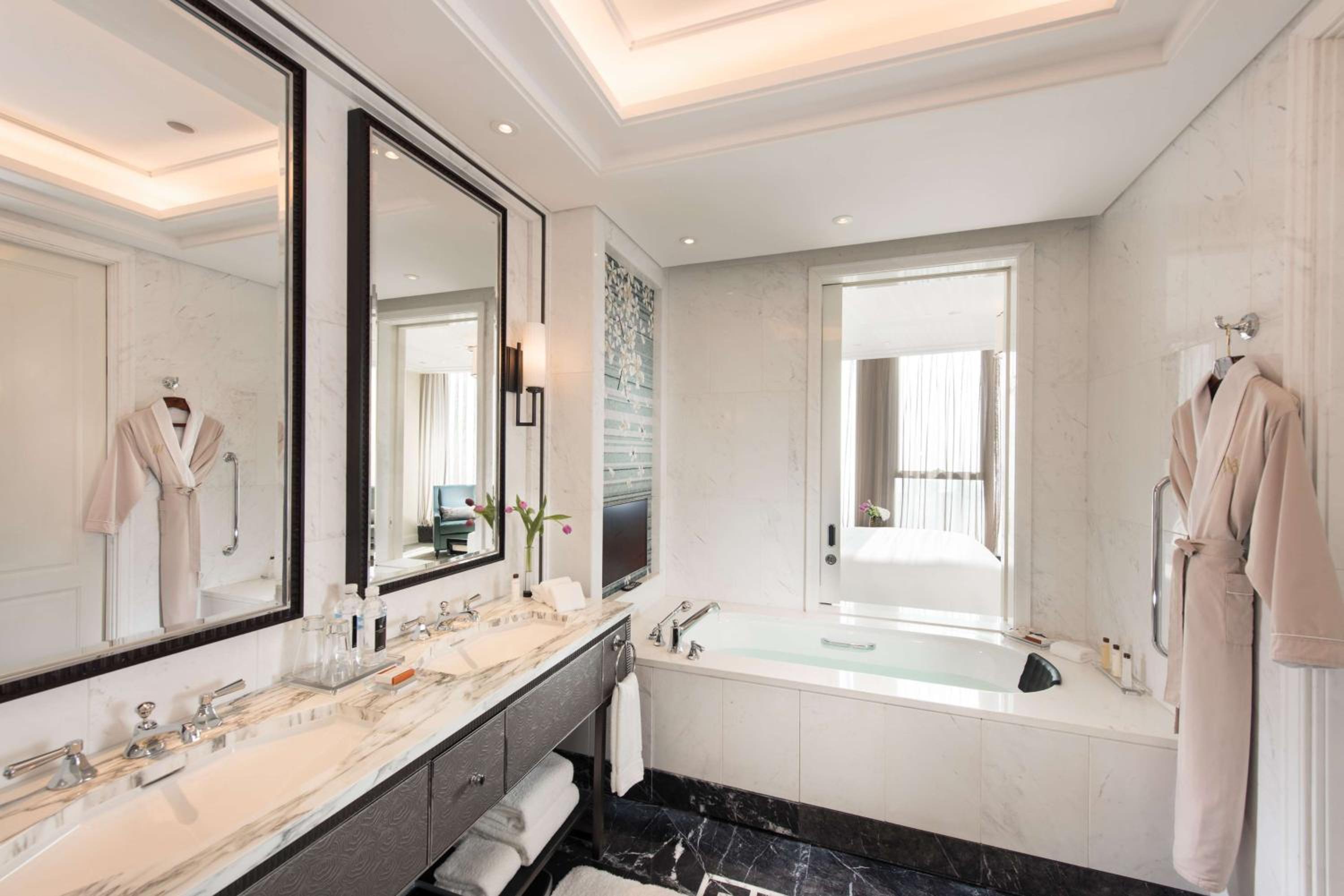 Deluxe King Room with View