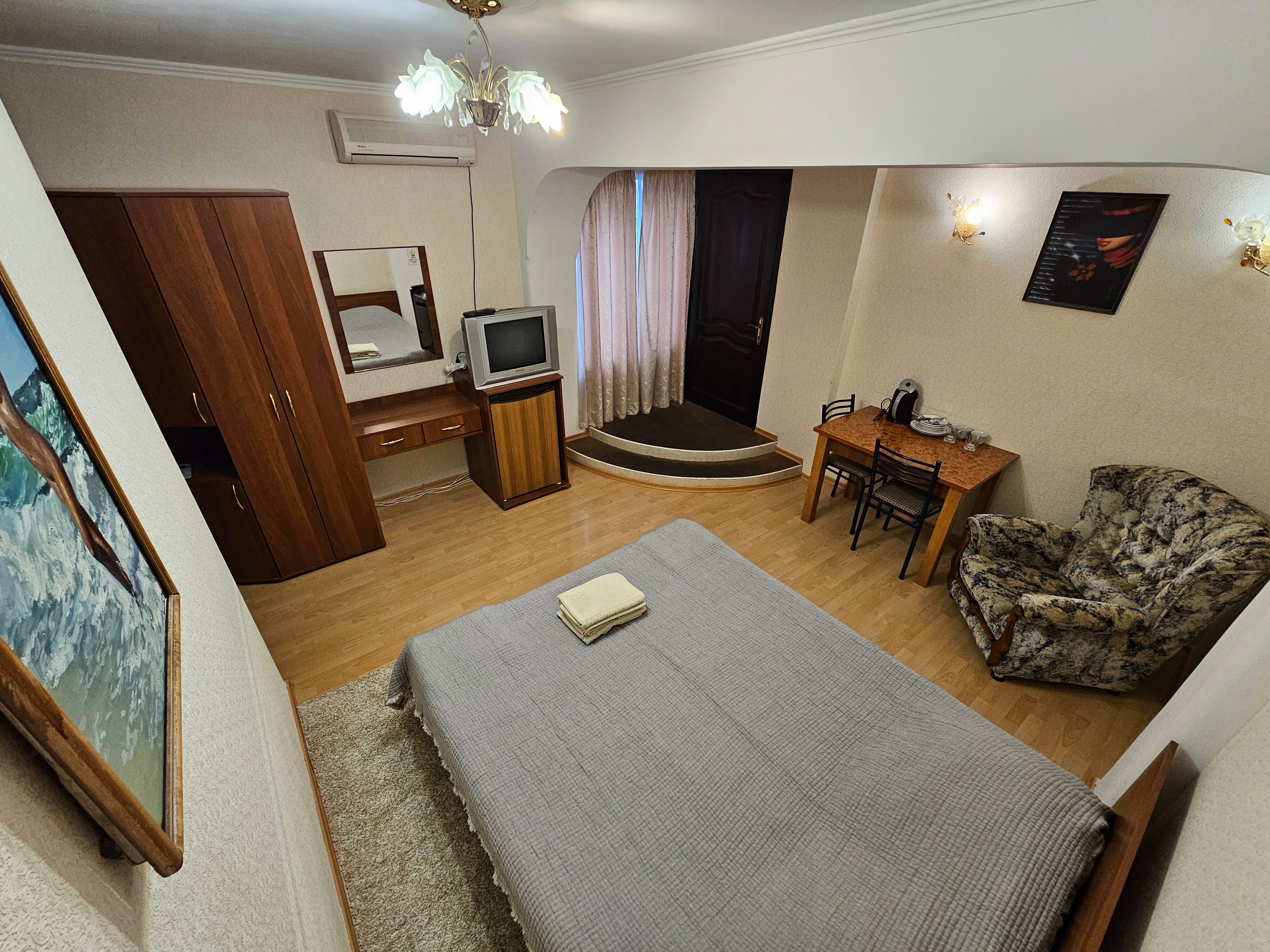 Двухместный номер эконом-класса с одной двухспальной кроватью (без вида на море)