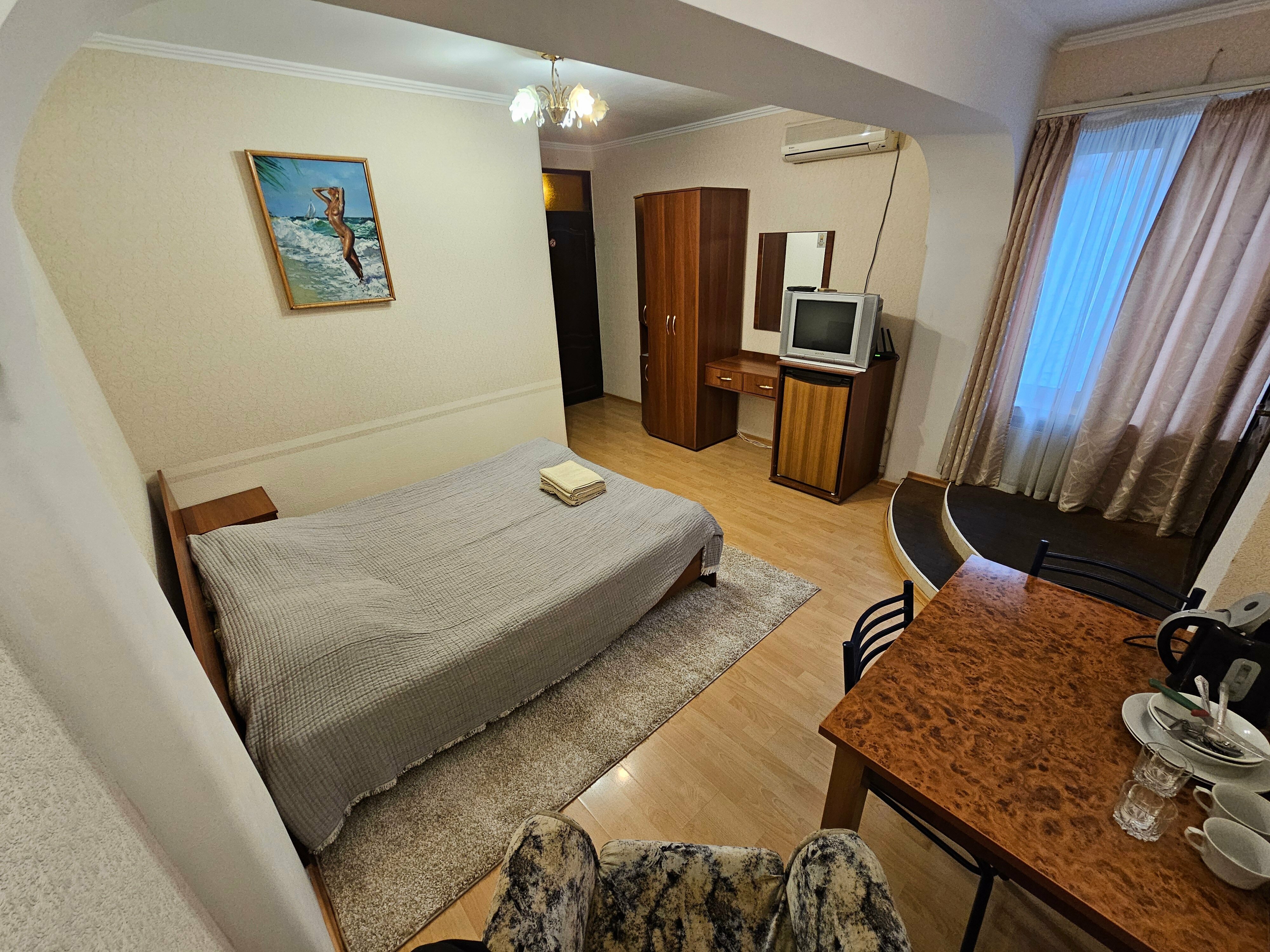 Двухместный номер эконом-класса с одной двухспальной кроватью (без вида на море)