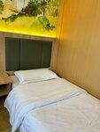 Трехместный номер с  окном ( 1 двуспальная и 1 односпальная кровать) в Holiday Hotel