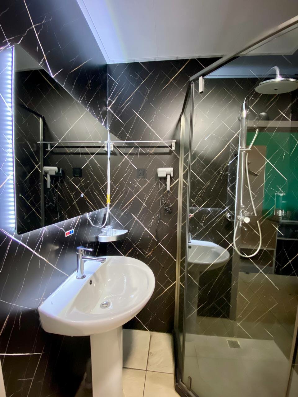 Трехместный номер с  окном ( 1 двуспальная и 1 односпальная кровать)