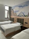 Трехместный номер с тремя односпальными кроватями и окном в Holiday Hotel