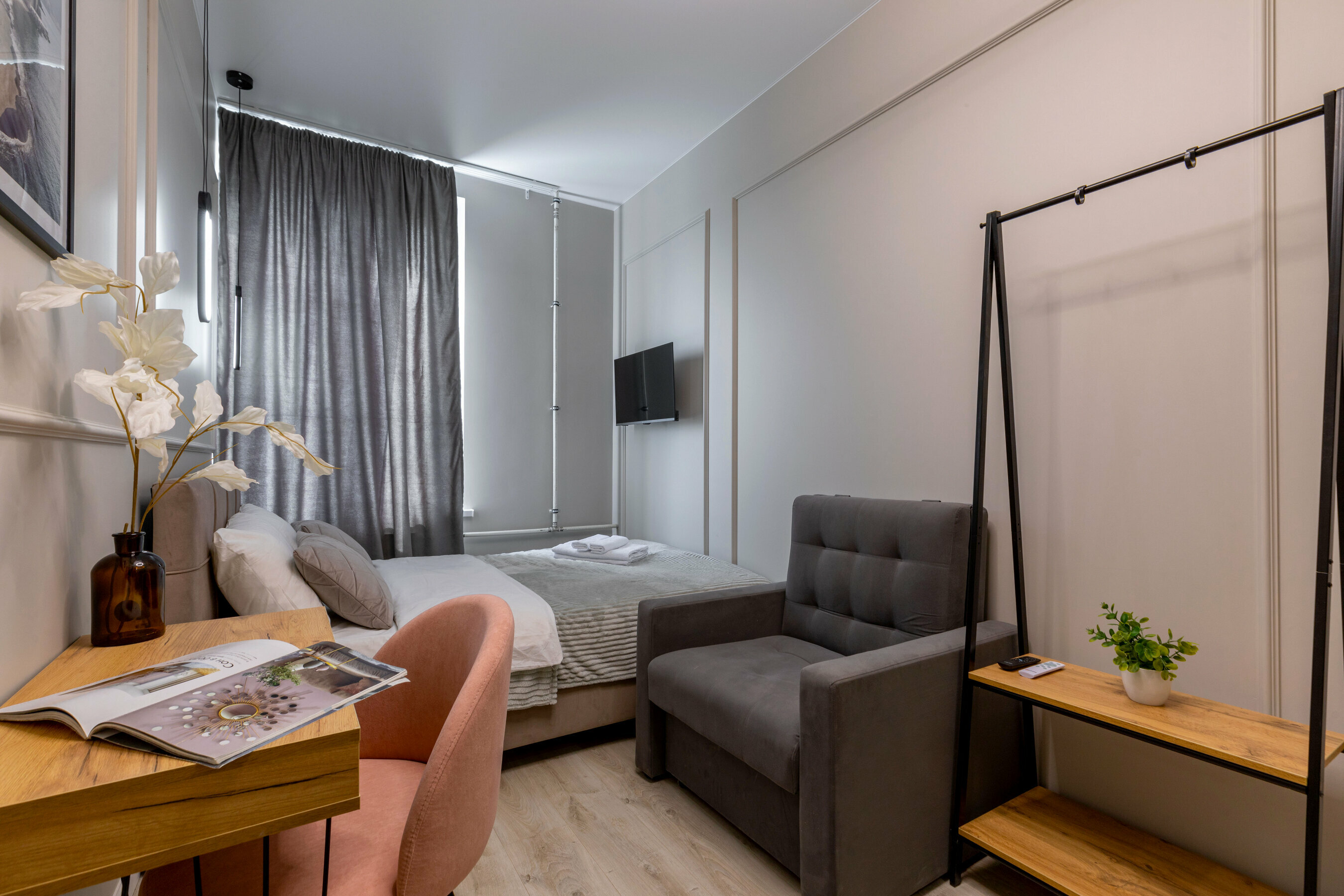 Улучшенный трехместный номер с видом на реку и город