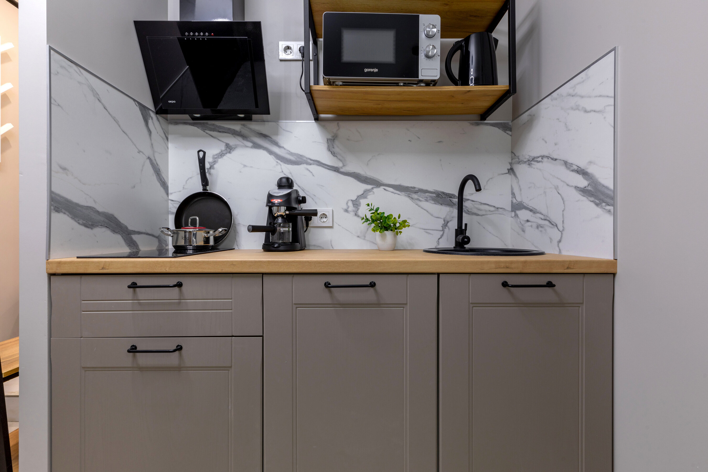 Улучшенный трехместный номер с видом во двор