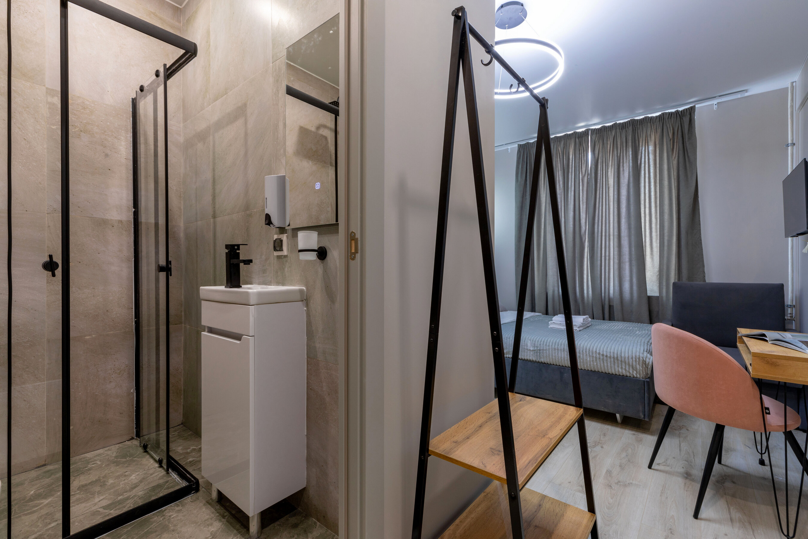 Улучшенный трехместный номер с видом во двор