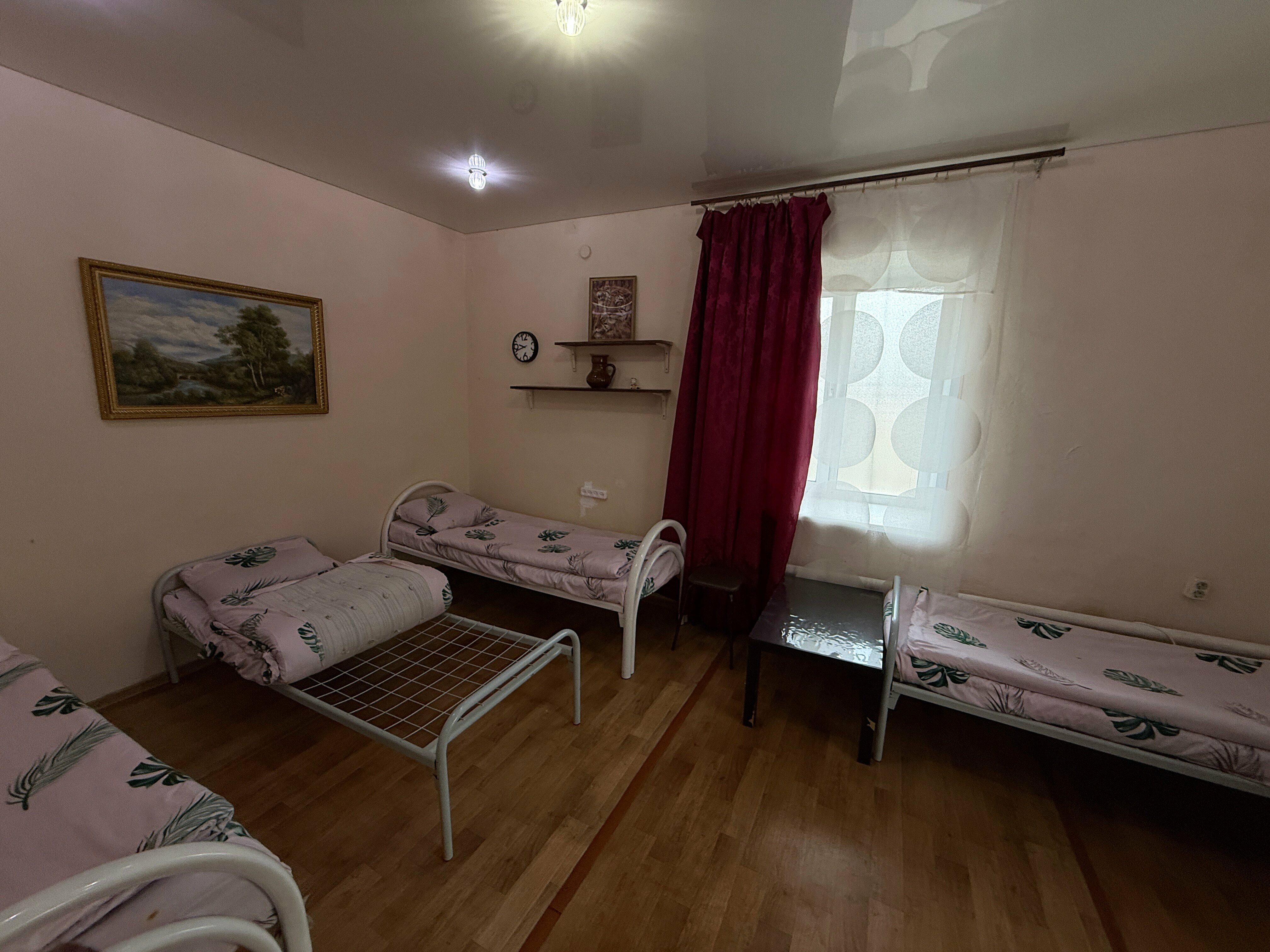 Четырехместный номер эконом-класса с общей ванной комнатой