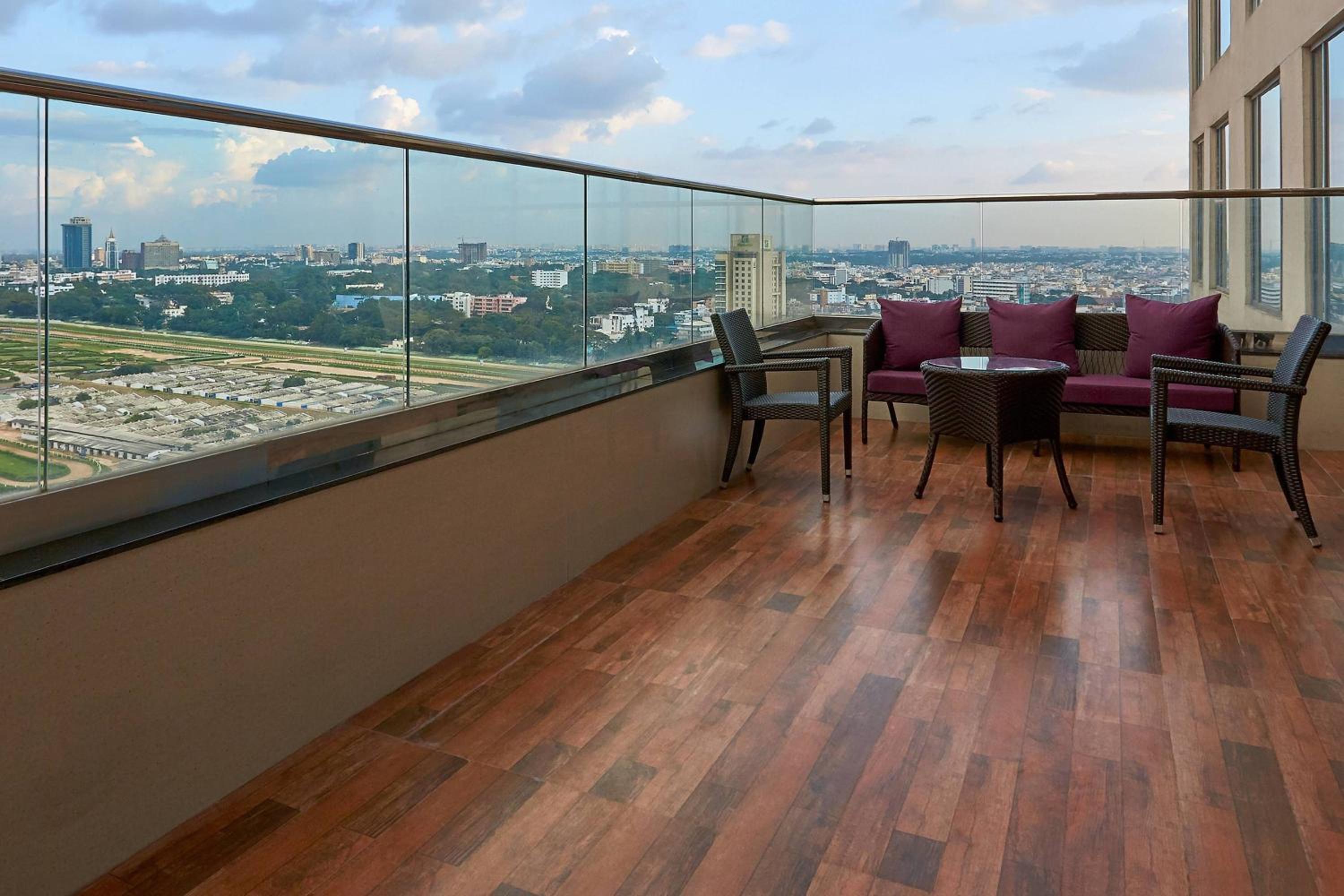 King Room with Balcony and Lounge Access