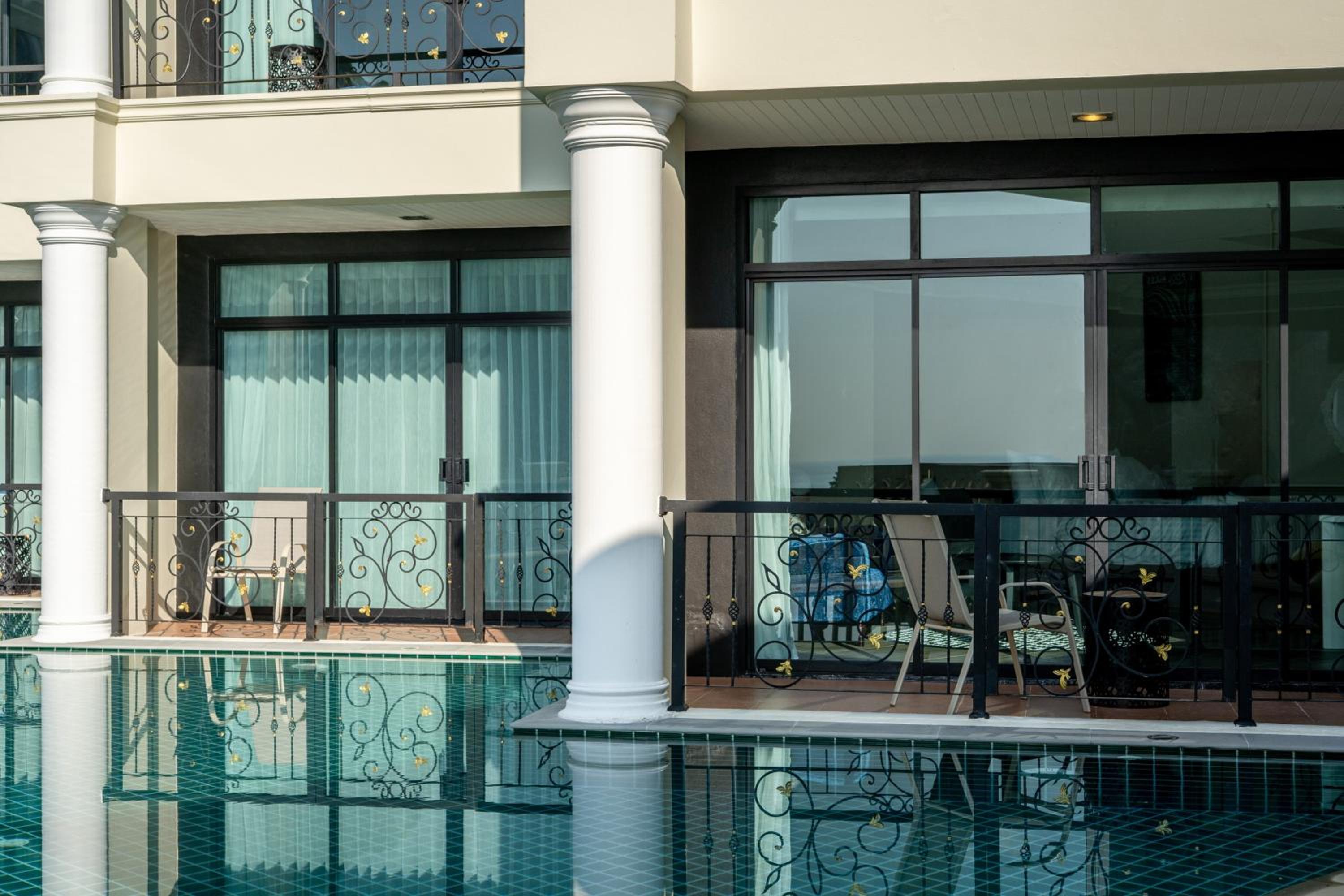 Deluxe Double Room with Pool Access
