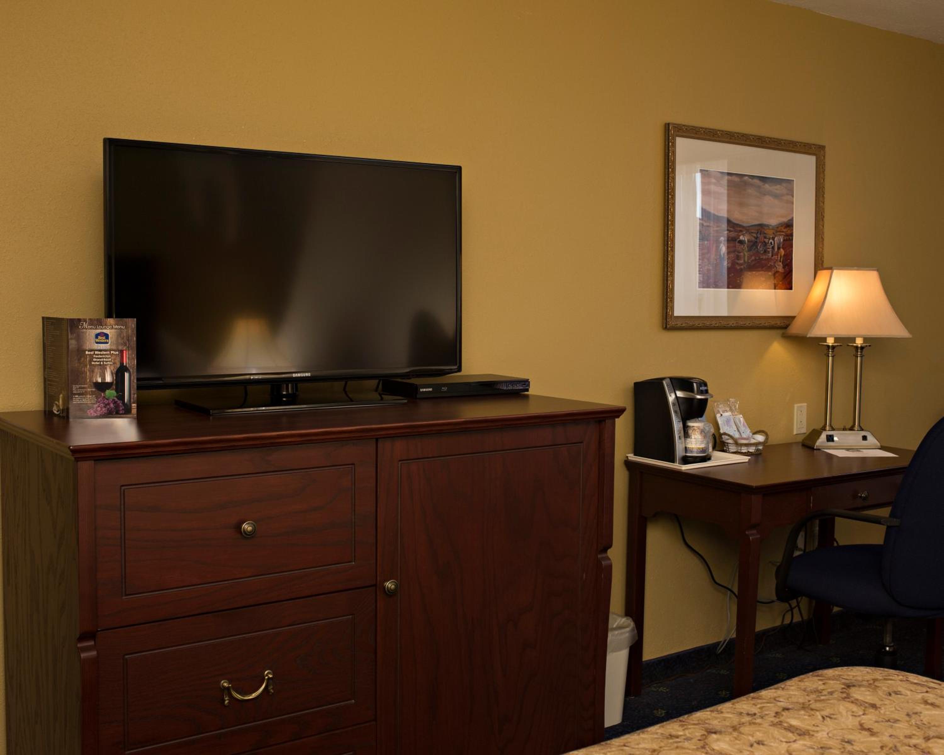 Queen Room with Sofa Bed - Non-Smoking