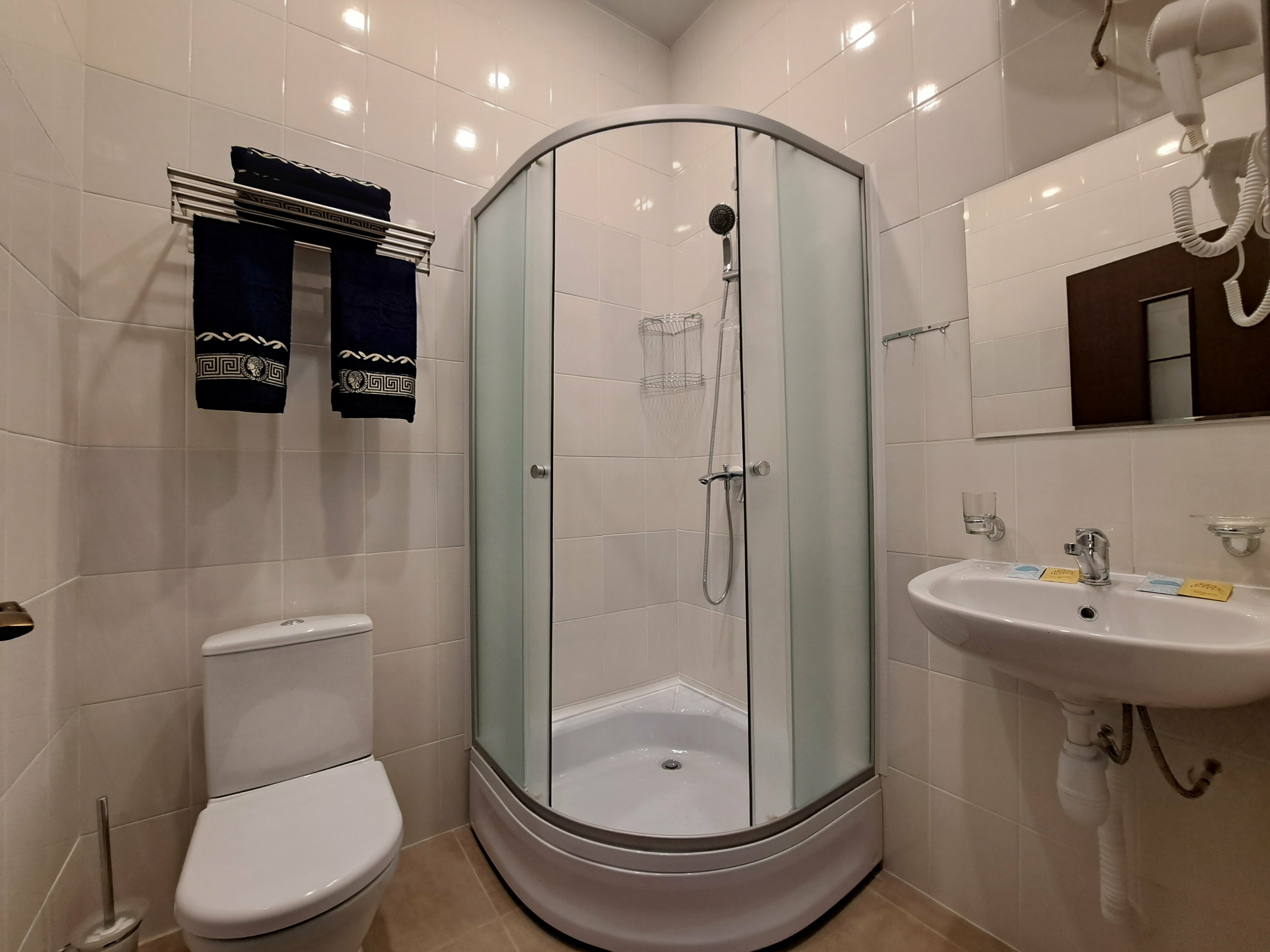 Трехместный номер «Комфорт» с душем