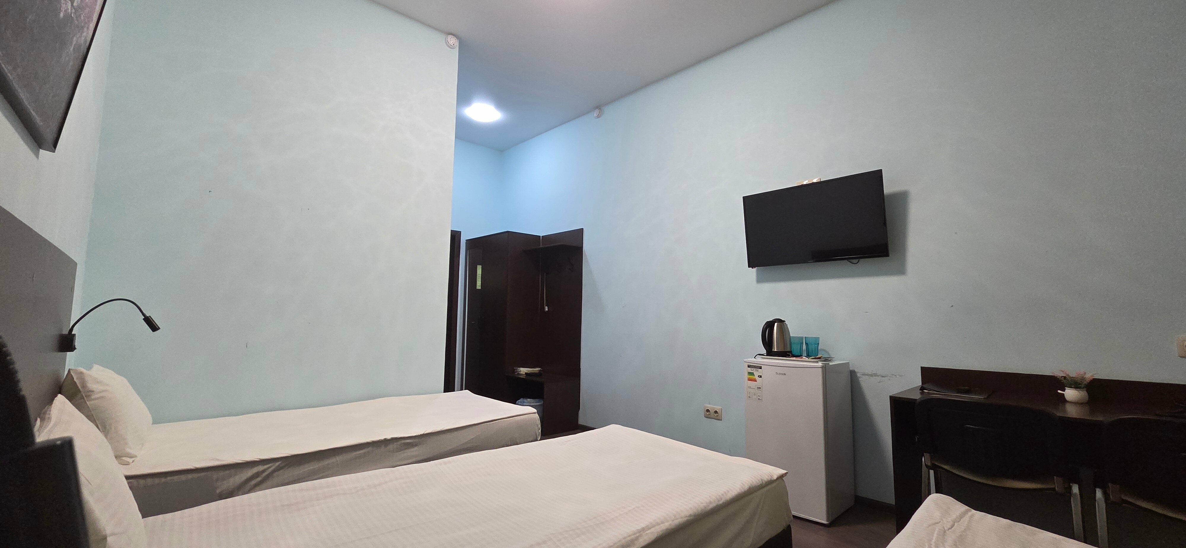 Трехместный номер «Комфорт» с душем