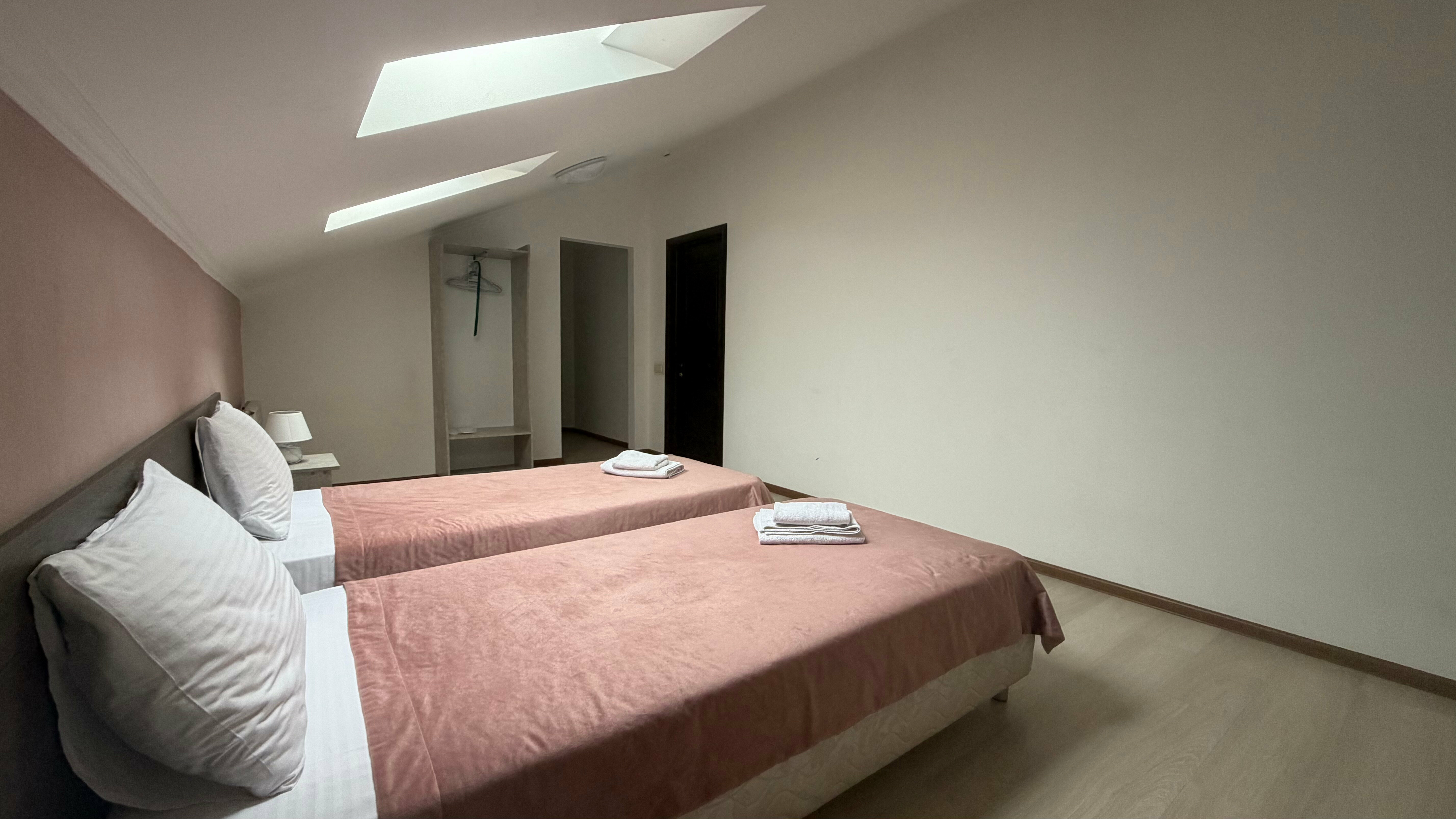 Двухместный номер с 2 отдельными кроватями (мансарда)