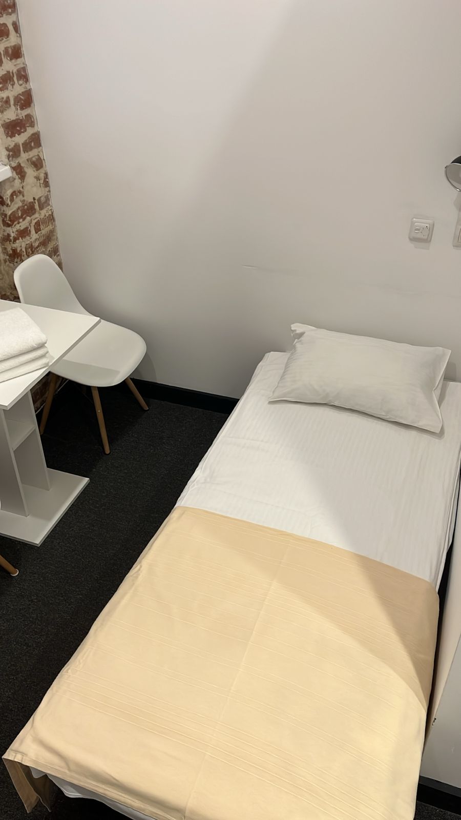 Трехместный номер лофт с двуспальной и раскладным креслом или кроватью