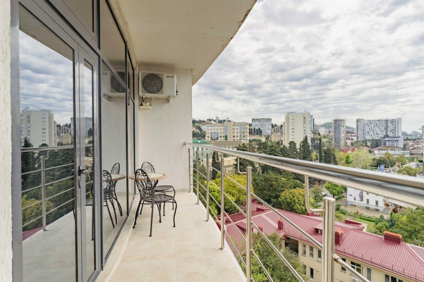 Дизайнерский апартамент люкс с балконом! Пляж и набережная в 5 минутах! Центр Сочи!