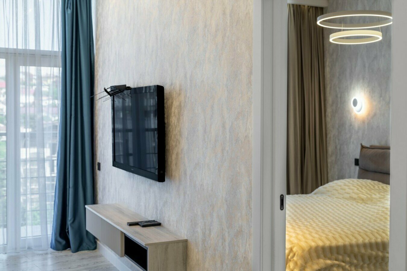 Двухкомнатный люкс с балконом! Дизайнерский ремонт! 5 минут до пляжа, центр Сочи!