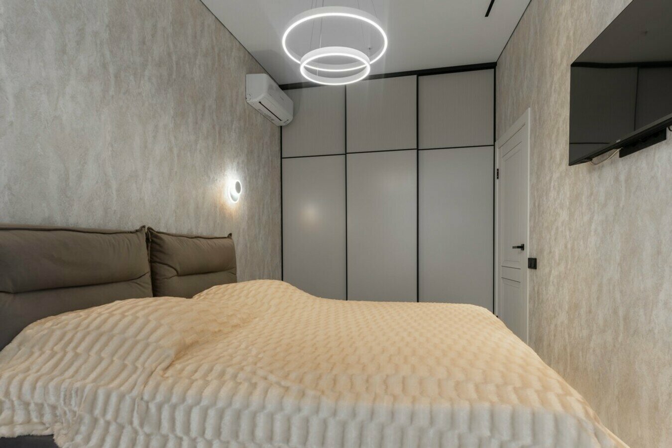 Двухкомнатный люкс с балконом! Дизайнерский ремонт! 5 минут до пляжа, центр Сочи!