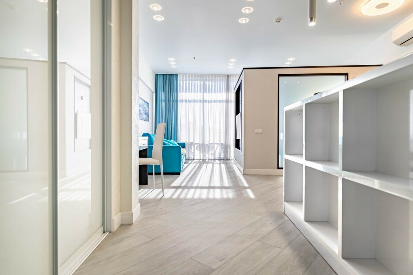 Дизайнерская студия с балконом! Пляж и набережная в 5 минутах!