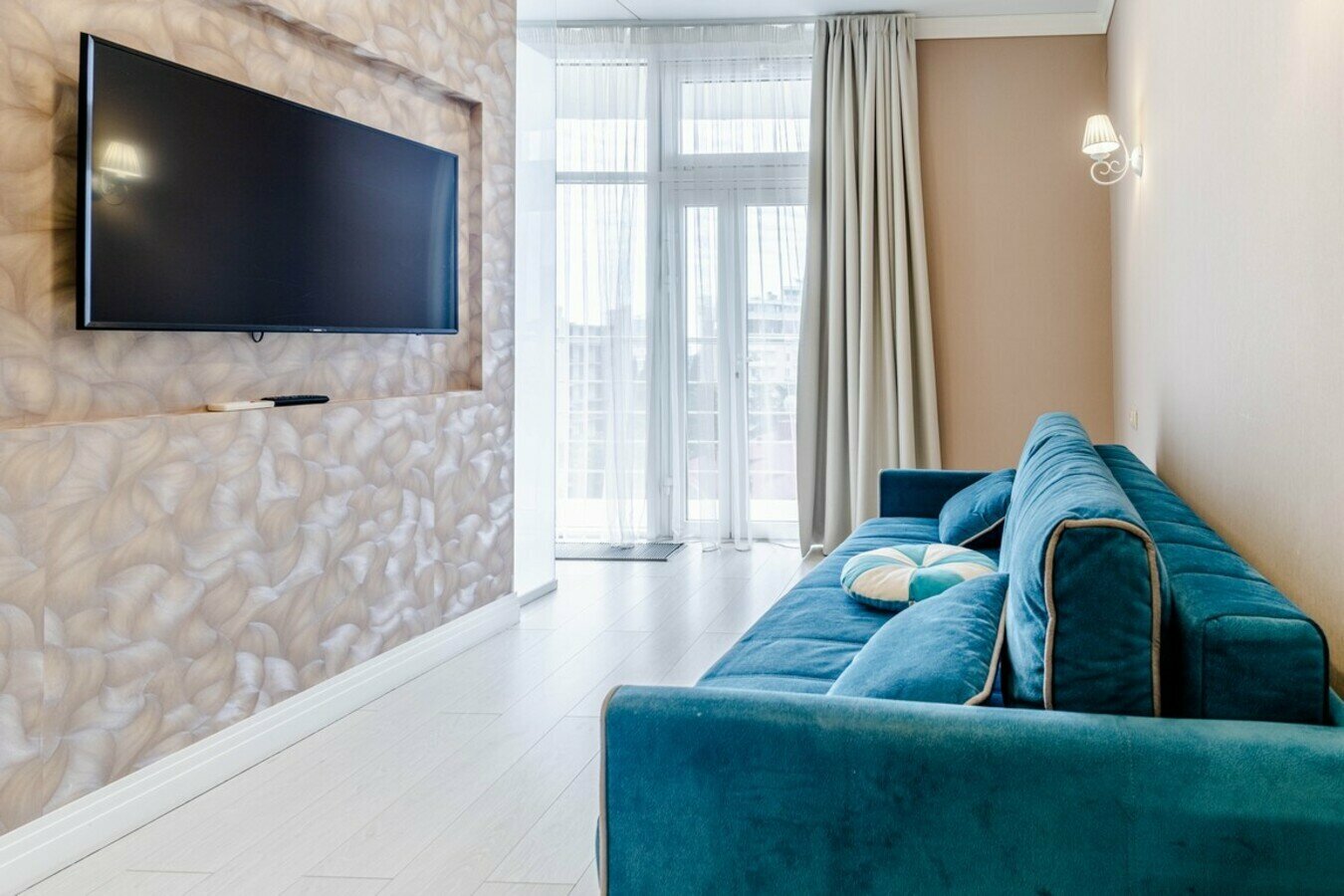 Дизайнерский апартамент люкс с балконом! Пляж и набережная в 5 минутах! Центр Сочи!