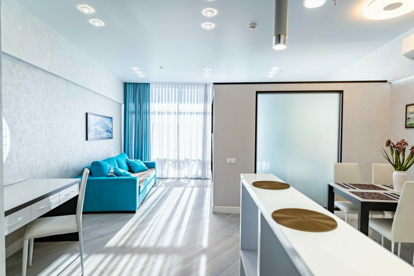 Дизайнерская студия с балконом! Пляж и набережная в 5 минутах!