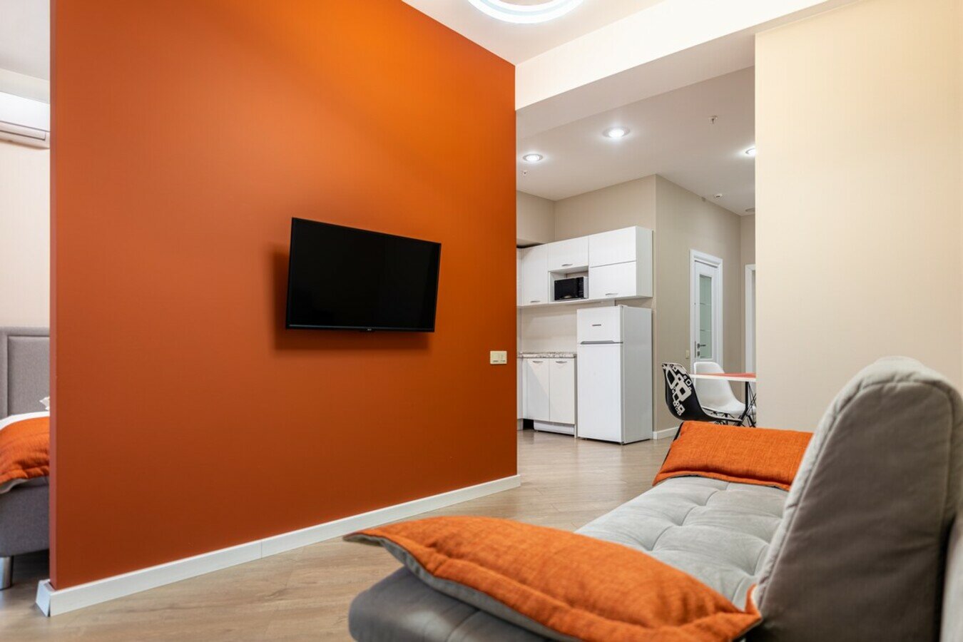 Шикарная студия с балконом! До пляжа и набережной 5 минут! Центр