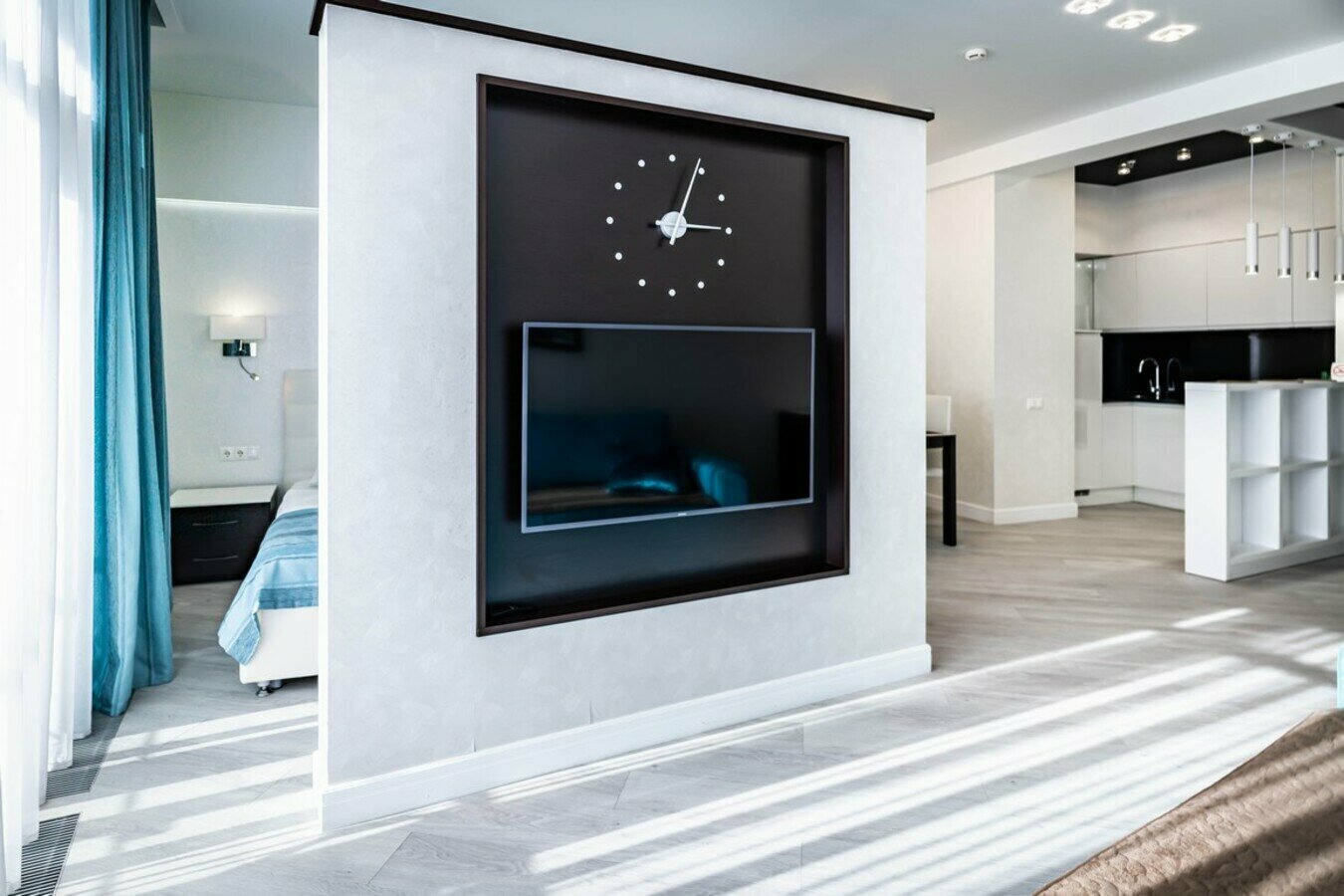 Дизайнерская студия с балконом! Пляж и набережная в 5 минутах!